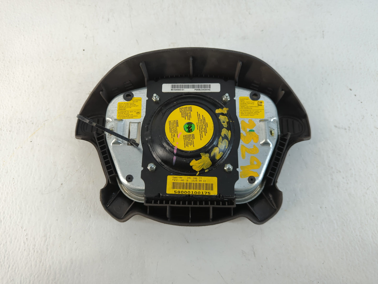 2000-2001 Cadillac Catera Air Bag Driver Left Steering Wheel Mounted P/N:091 046 77 Fits Fits 2000 2001 OEM Used Auto Parts - Oemusedautoparts1.com