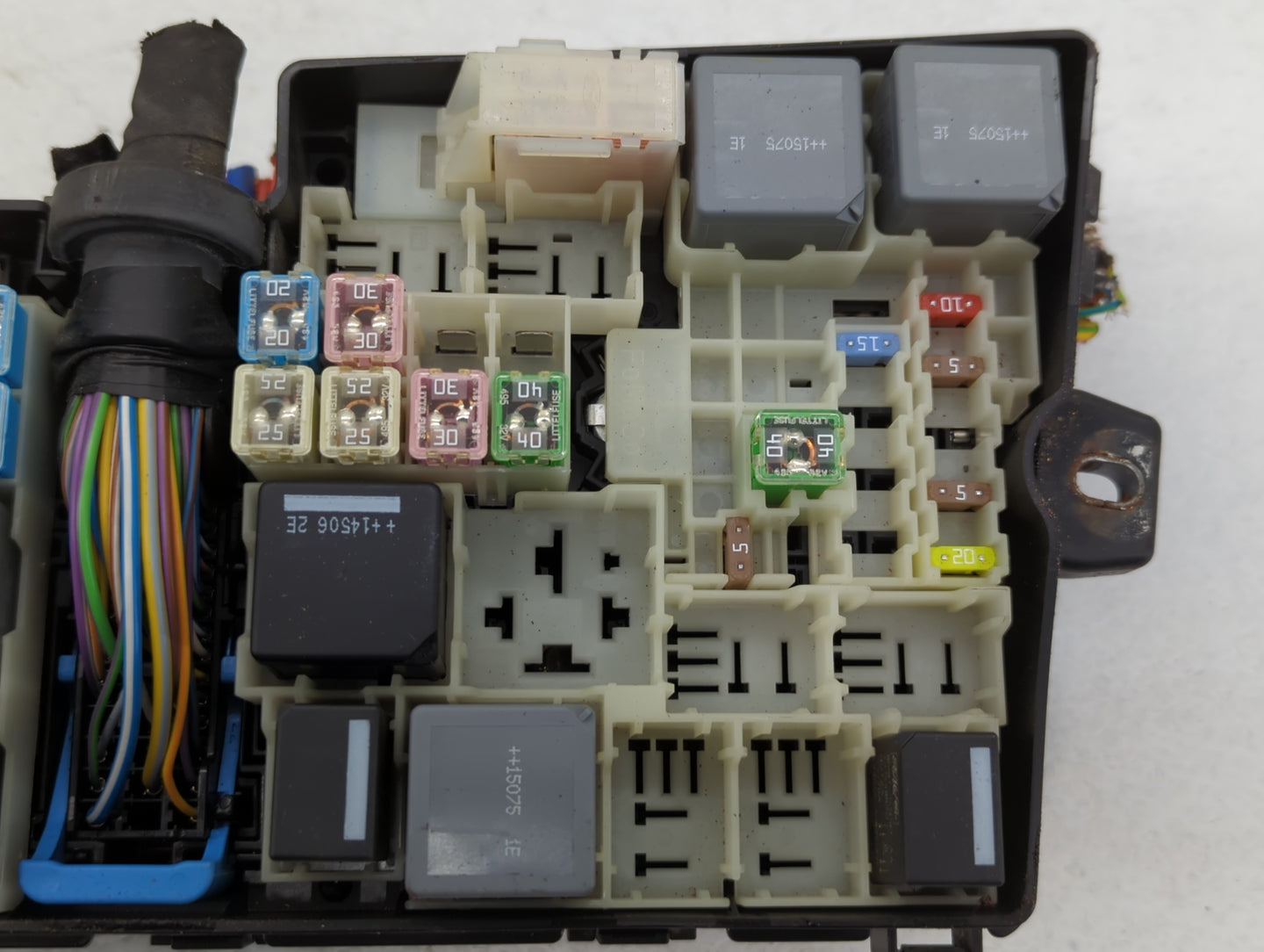 2013-2016 Ford Escape Fusebox Fuse Box Panel Relay Module P/N:E00027328 AV6T-14A142-AB Fits Fits 2013 2014 2015 2016 OEM Used Auto Parts - Oemusedautoparts1.com