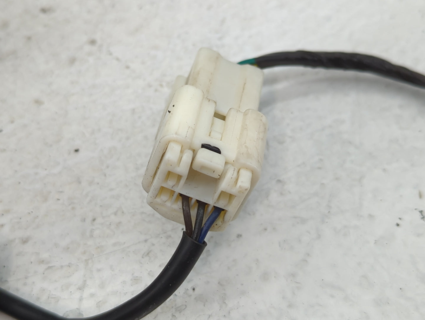 2001-2005 Mazda Tribute Side Mirror Replacement Passenger Right View Door Mirror P/N:2T24 17682 AB5YGY Fits OEM Used Auto Parts - Oemusedautoparts1.com