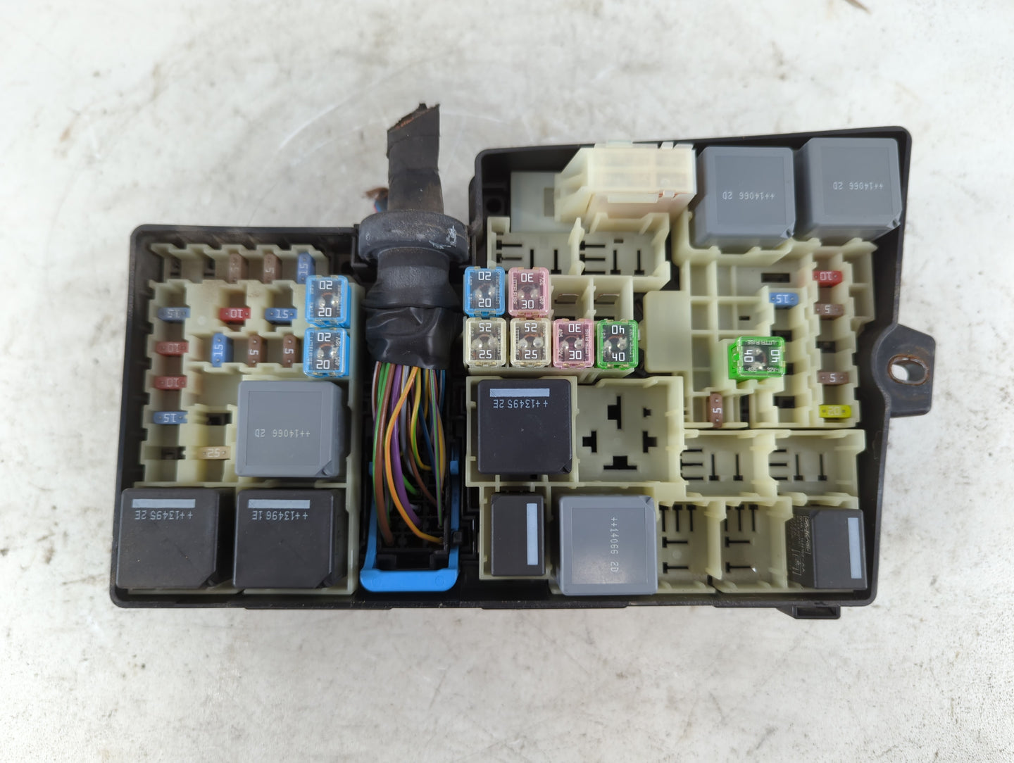 2013-2016 Ford Escape Fusebox Fuse Box Panel Relay Module P/N:AV6T-14A067-AD 5B0Q10107 Fits Fits 2013 2014 2015 2016 OEM Used Auto Parts - Oemusedautoparts1.com