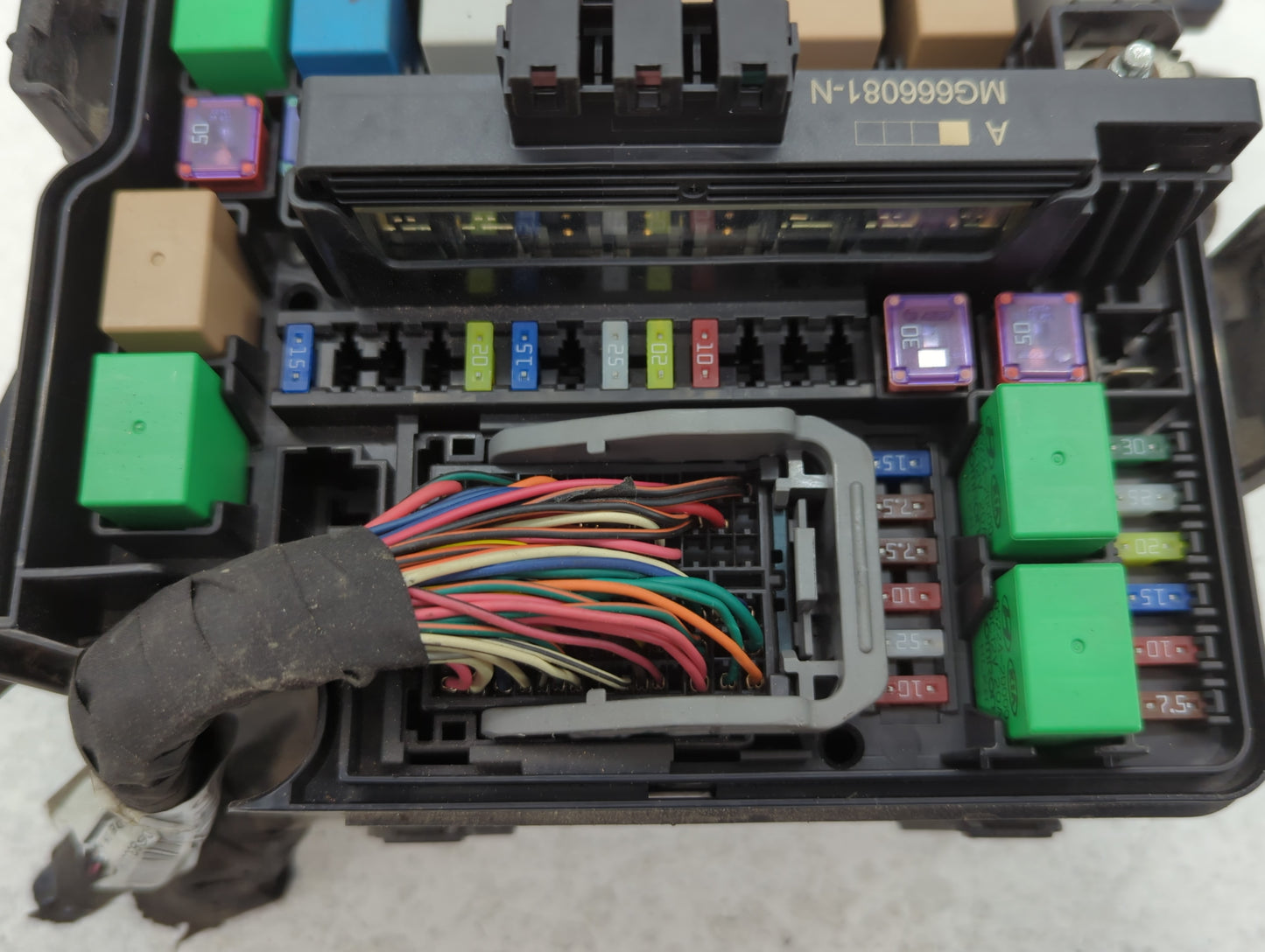 2013 Hyundai Santa Fe Fusebox Fuse Box Panel Relay Module P/N:VS912004Z100ZA Fits OEM Used Auto Parts - Oemusedautoparts1.com