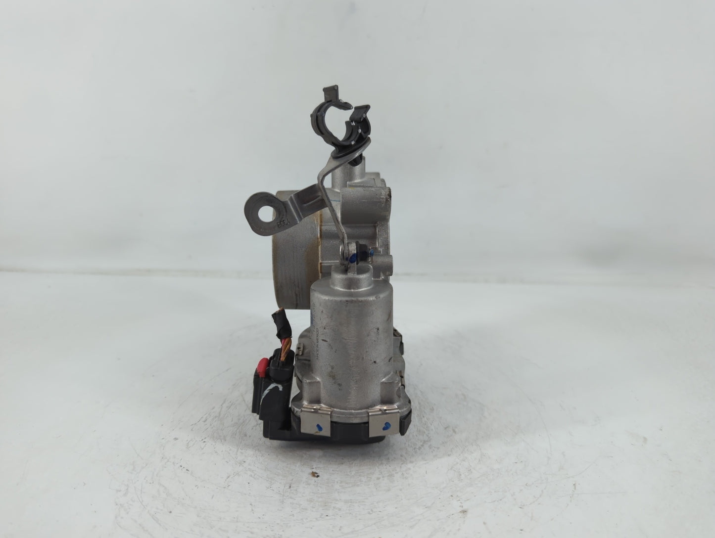 2017-2022 Jeep Compass Throttle Body P/N:04891970AD Fits Fits 2014 2015 2016 2017 2018 2019 2020 2021 2022 OEM Used Auto Parts - Oemusedautoparts1.com