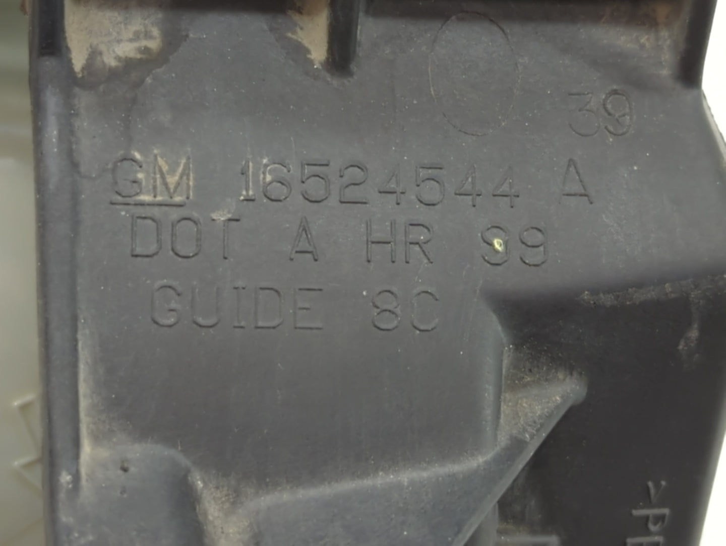 2001-2006 Gmc Yukon Passenger Right Oem Head Light Headlight Lamp - Oemusedautoparts1.com