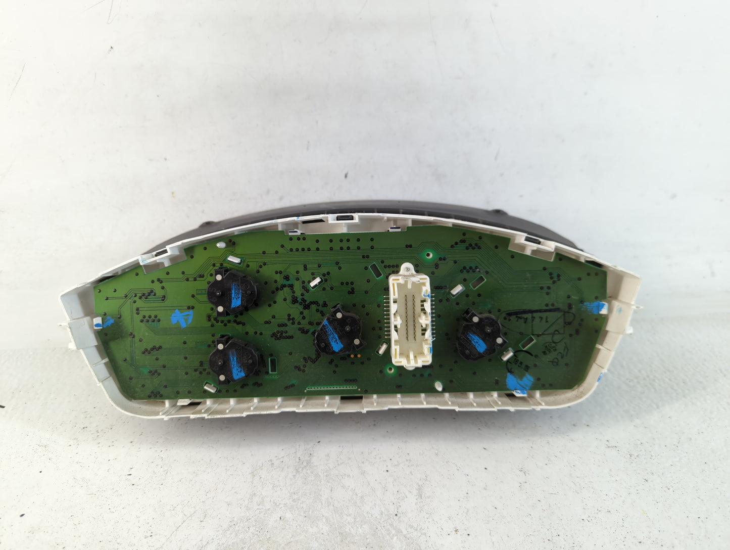 2006 Mitsubishi Endeavor Instrument Cluster Speedometer Gauges P/N:69778-810A 8100A500 Fits OEM Used Auto Parts - Oemusedautoparts1.com