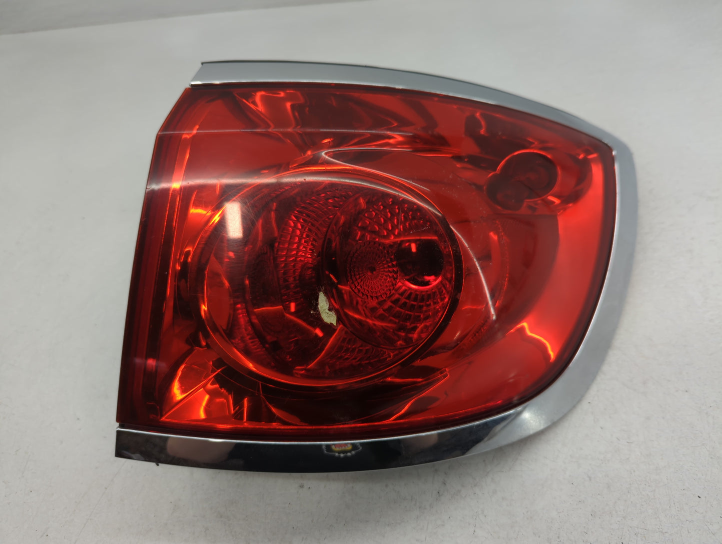 2008-2012 Buick Enclave Tail Light Assembly Passenger Right OEM P/N:25877330 22070 Fits Fits 2008 2009 2010 2011 2012 OEM Used Auto Parts - Oemusedautoparts1.com