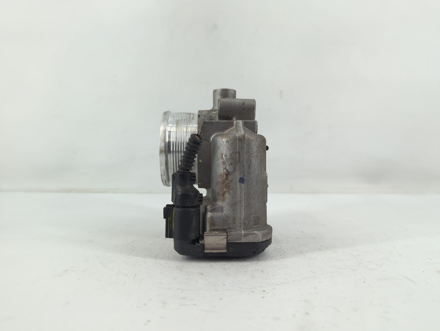 2014-2017 Volkswagen Passat Throttle Body P/N:06K 133 062 AA Fits Fits 2014 2015 2016 2017 OEM Used Auto Parts - Oemusedautoparts1.com