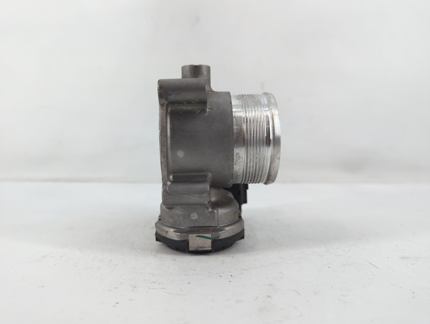 2014-2017 Volkswagen Passat Throttle Body P/N:06K 133 062 AA Fits Fits 2014 2015 2016 2017 OEM Used Auto Parts - Oemusedautoparts1.com