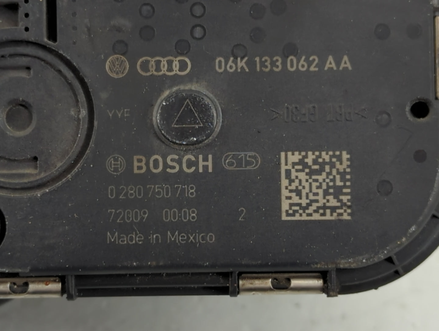 2014-2017 Volkswagen Passat Throttle Body P/N:06K 133 062 AA Fits Fits 2014 2015 2016 2017 OEM Used Auto Parts - Oemusedautoparts1.com