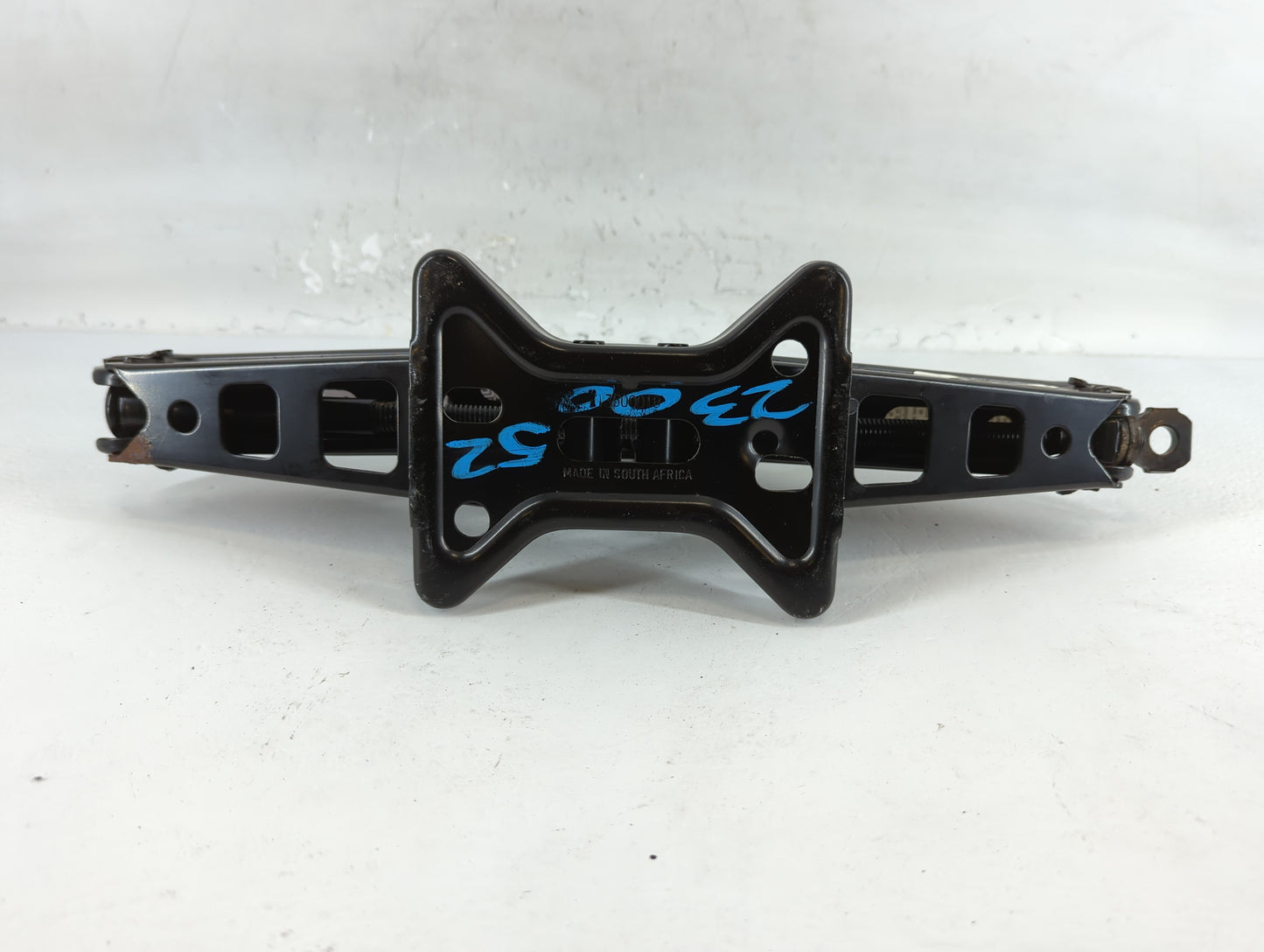 2008 Saturn Vue Spare Scissor Car Jack - Oemusedautoparts1.com