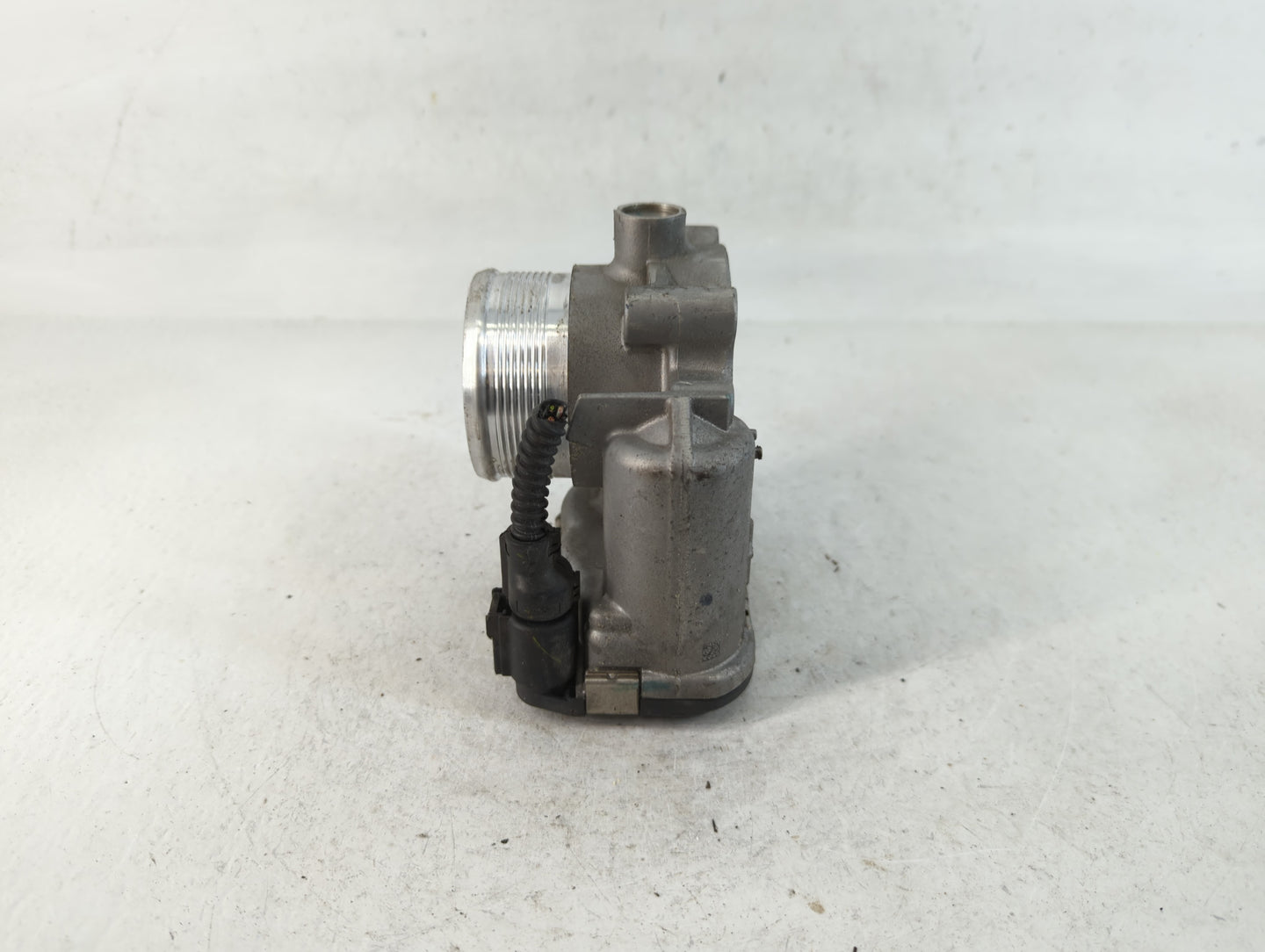 2014-2017 Volkswagen Passat Throttle Body P/N:06K 133 062 E Fits Fits 2014 2015 2016 2017 OEM Used Auto Parts - Oemusedautoparts1.com