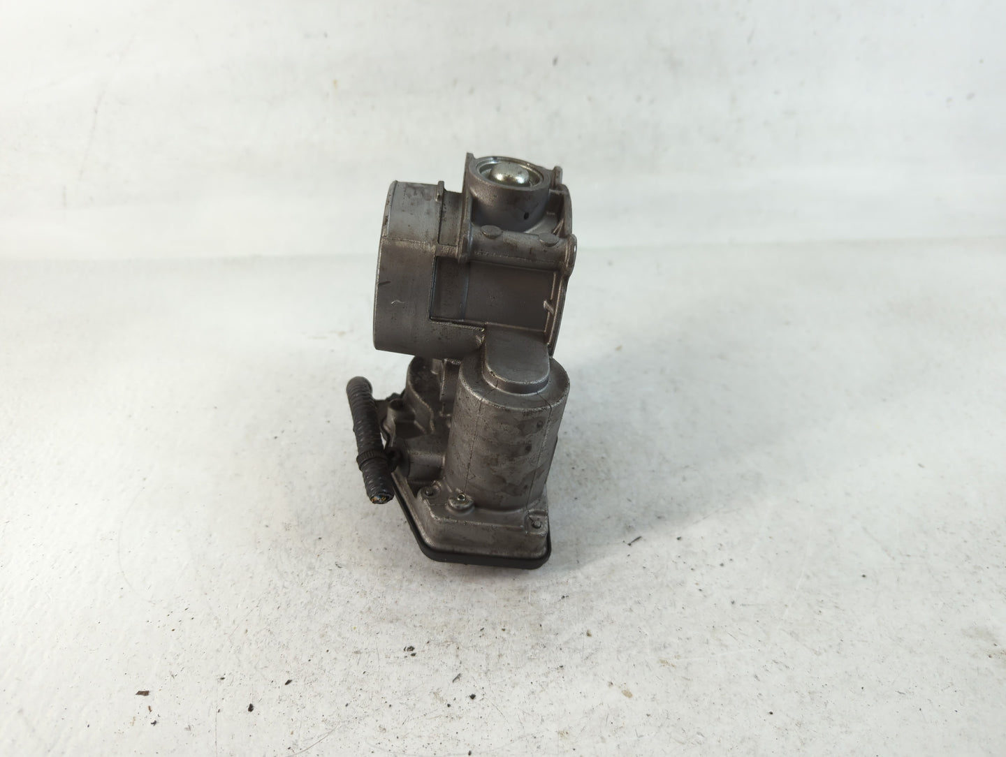 2013-2018 Ford C-Max Throttle Body P/N:DS7E-9F991-AF Fits Fits 2013 2014 2015 2016 2017 2018 2019 2020 2021 2022 OEM Used Auto Parts - Oemusedautoparts1.com