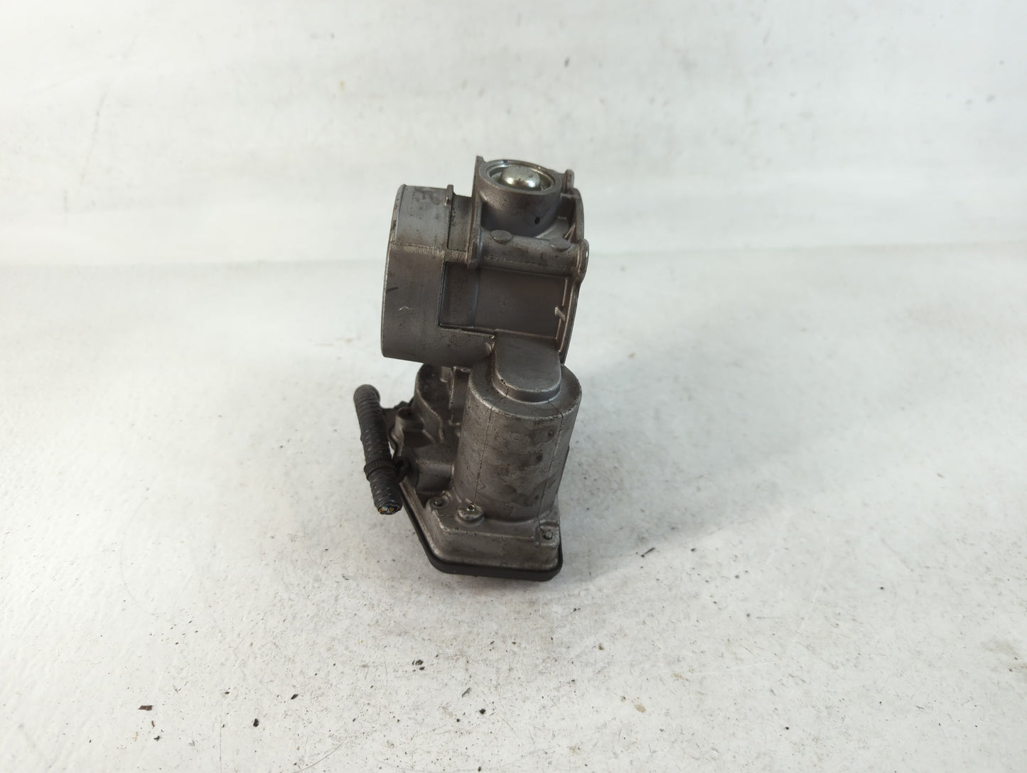 2013-2018 Ford C-Max Throttle Body P/N:DS7E-9F991-AF Fits Fits 2013 2014 2015 2016 2017 2018 2019 2020 2021 2022 OEM Used Auto Parts - Oemusedautoparts1.com