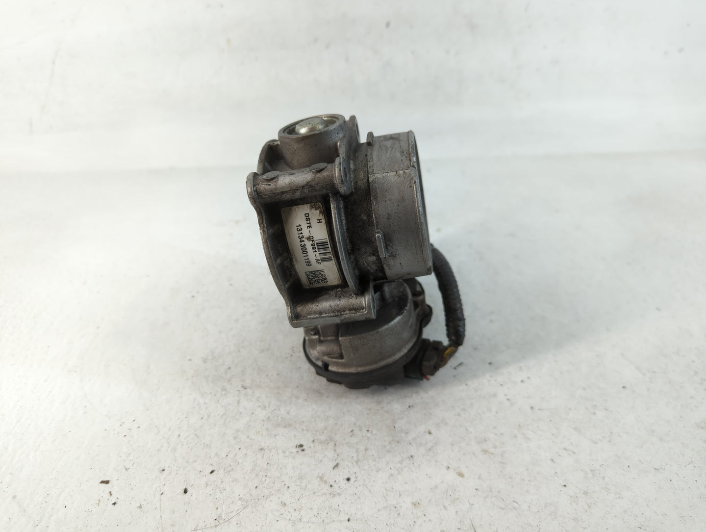 2013-2018 Ford C-Max Throttle Body P/N:DS7E-9F991-AF Fits Fits 2013 2014 2015 2016 2017 2018 2019 2020 2021 2022 OEM Used Auto Parts - Oemusedautoparts1.com