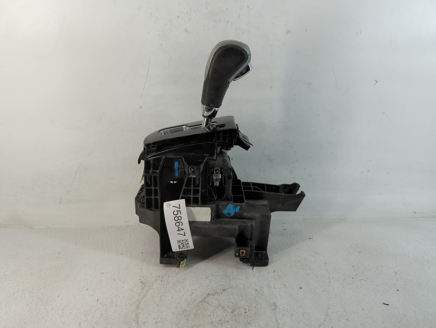 2011 Chevrolet Cruze Floor Console Assembly Shifter - Oemusedautoparts1.com