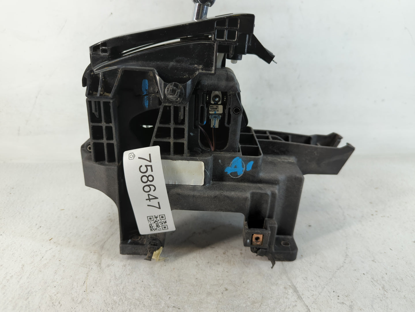 2011 Chevrolet Cruze Floor Console Assembly Shifter - Oemusedautoparts1.com