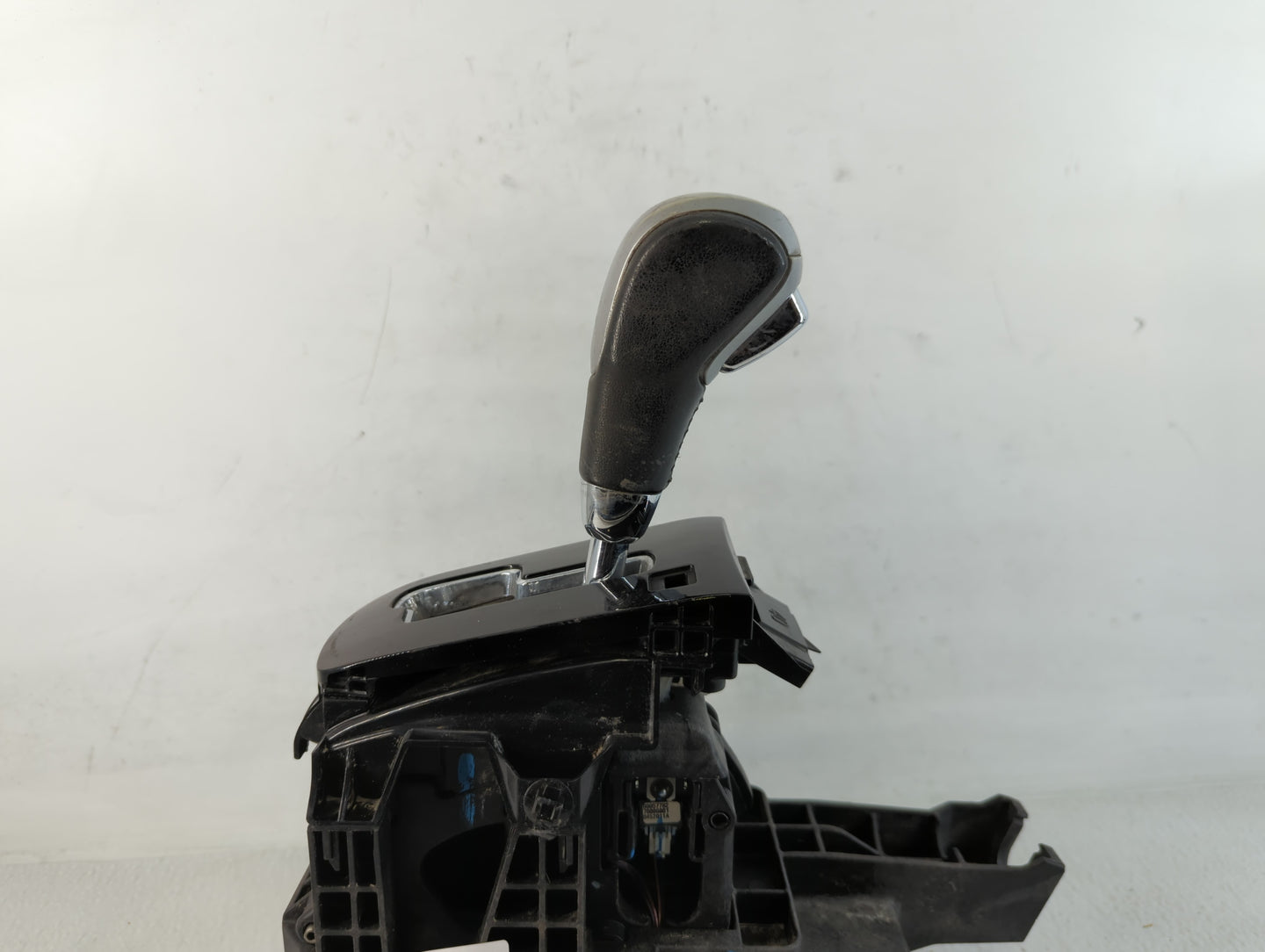 2011 Chevrolet Cruze Floor Console Assembly Shifter - Oemusedautoparts1.com