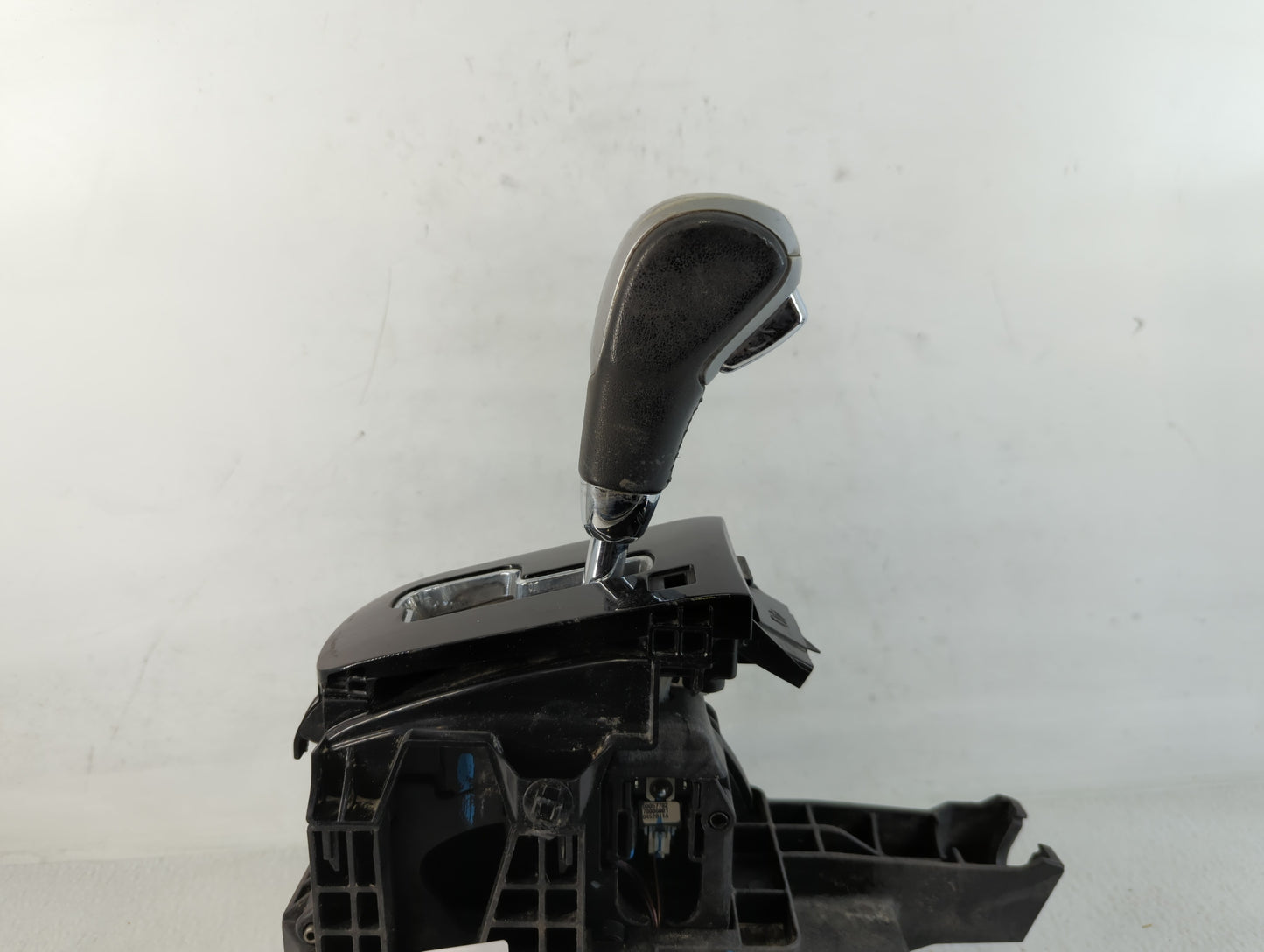 2011 Chevrolet Cruze Floor Console Assembly Shifter - Oemusedautoparts1.com