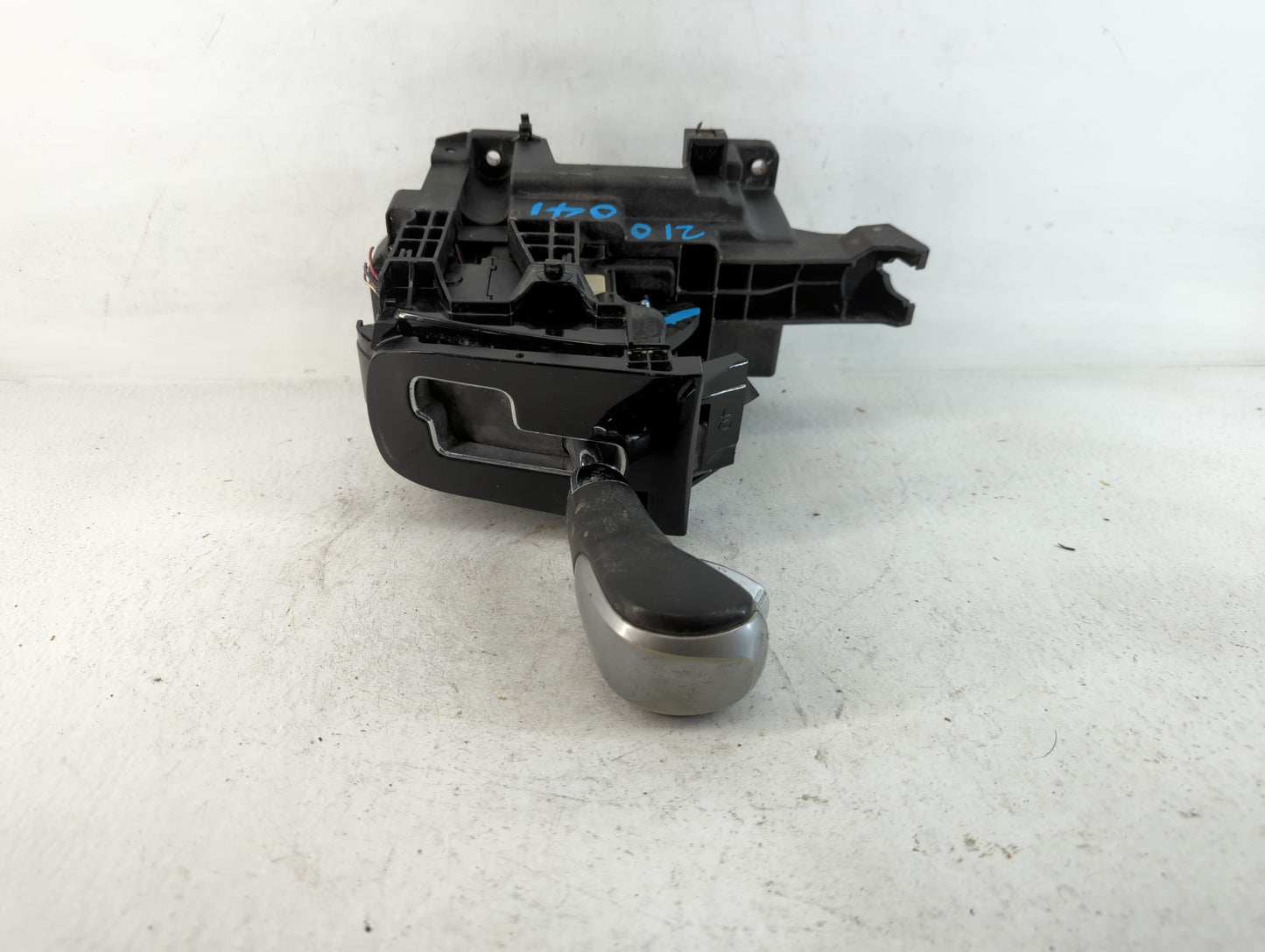 2011 Chevrolet Cruze Floor Console Assembly Shifter - Oemusedautoparts1.com