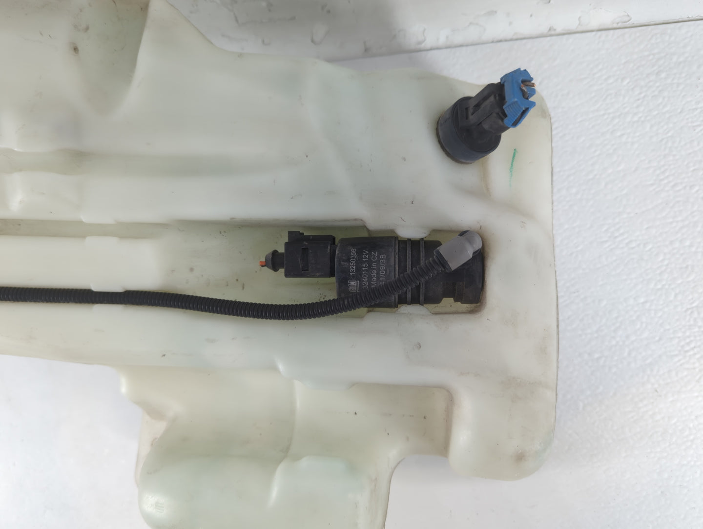 2010-2016 Buick Lacrosse Windshield Washer Fluid Reservoir Bottle Oem - Oemusedautoparts1.com