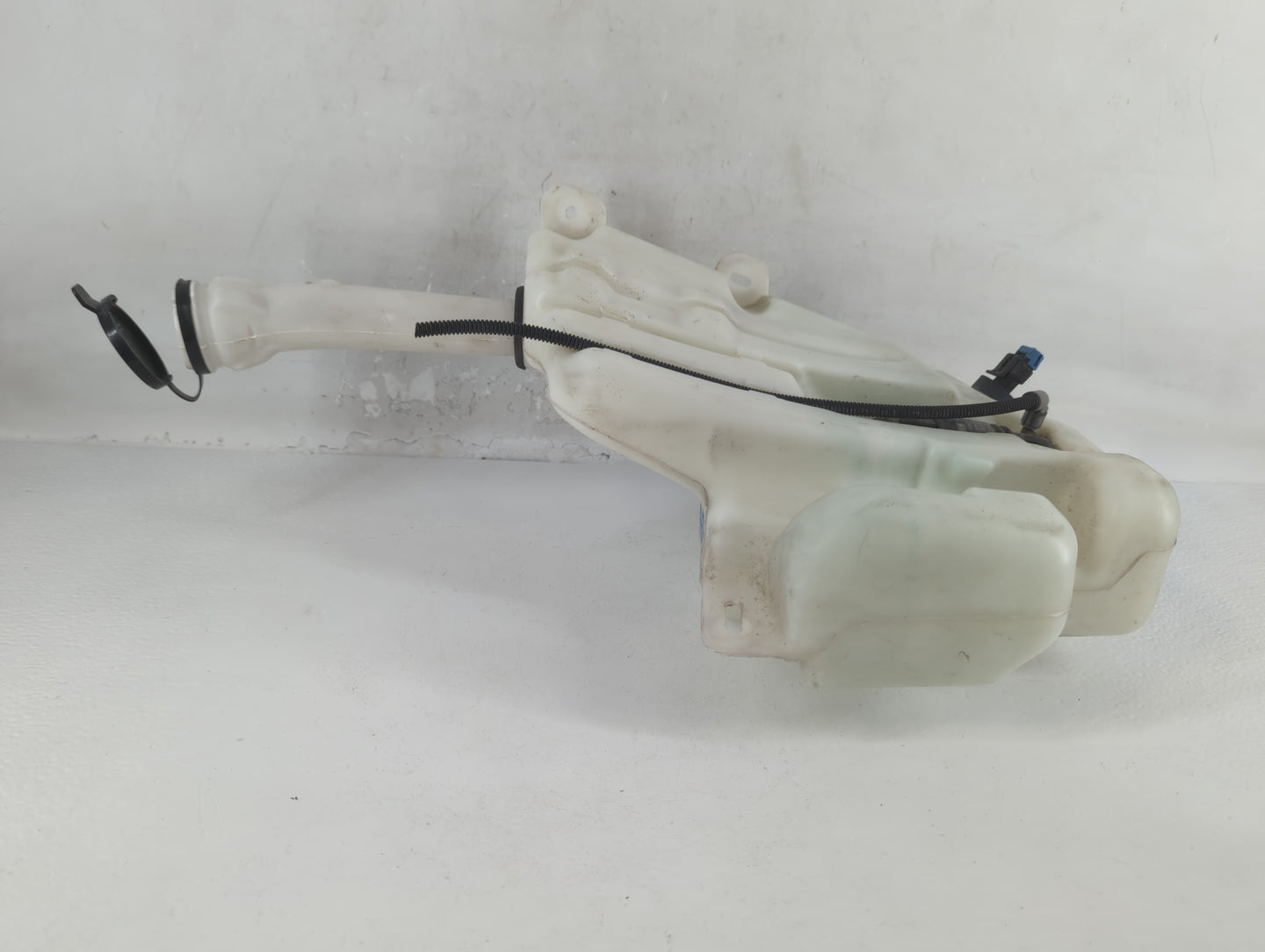 2010-2016 Buick Lacrosse Windshield Washer Fluid Reservoir Bottle Oem - Oemusedautoparts1.com