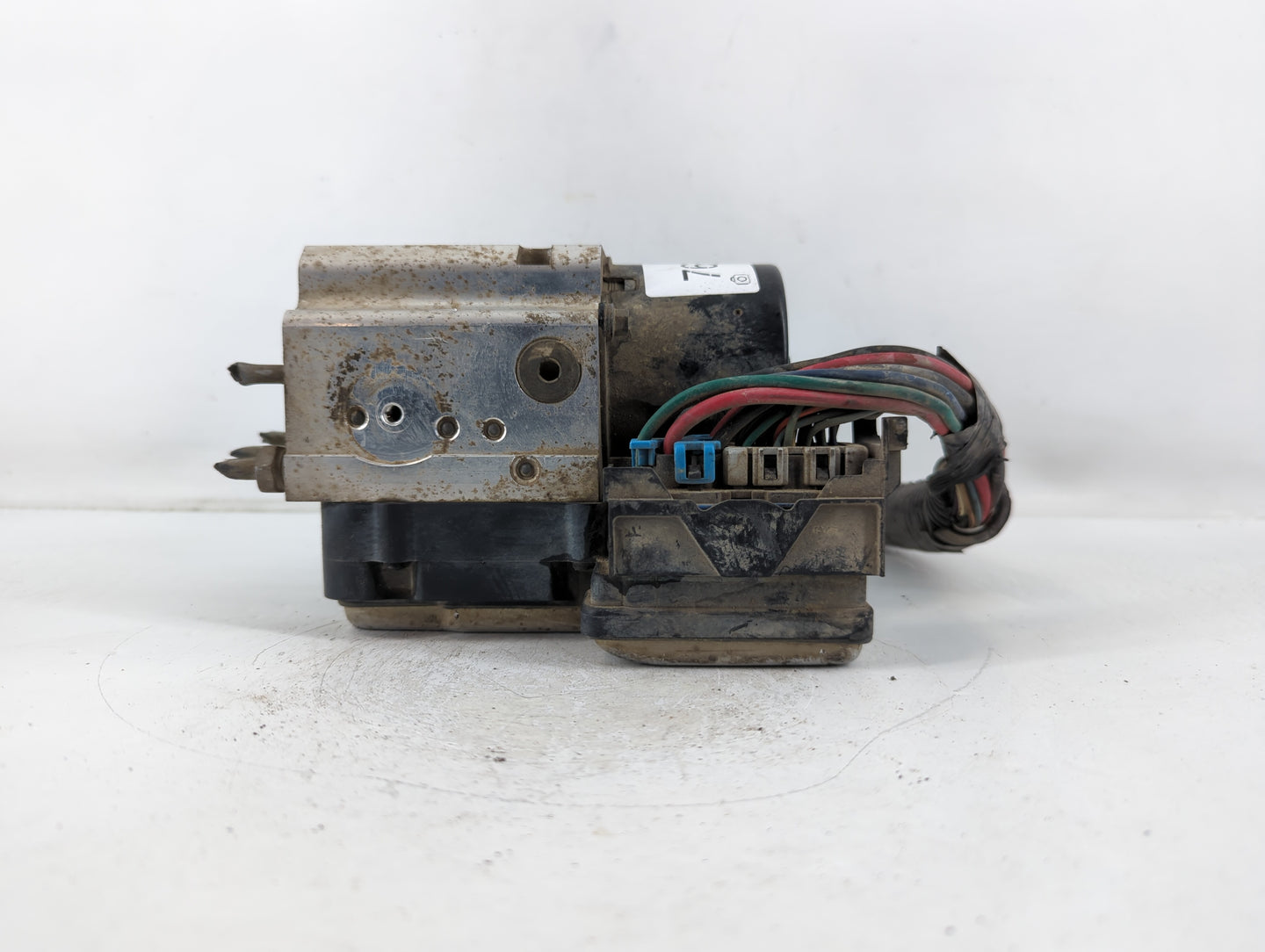 2003-2006 Chevrolet Suburban 1500 ABS Pump Control Module Replacement P/N:DC3335E005BJ Fits Fits 2003 2004 2005 2006 OEM Used Auto Parts - Oemusedautoparts1.com