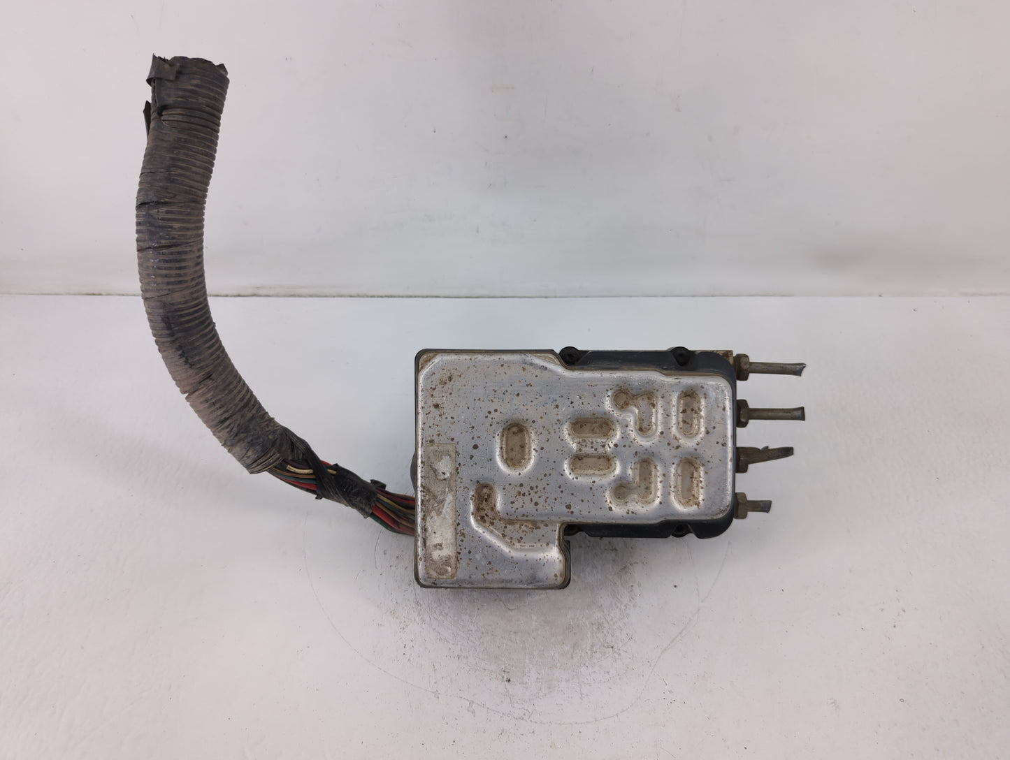 2003-2006 Chevrolet Suburban 1500 ABS Pump Control Module Replacement P/N:DC3335E005BJ Fits Fits 2003 2004 2005 2006 OEM Used Auto Parts - Oemusedautoparts1.com