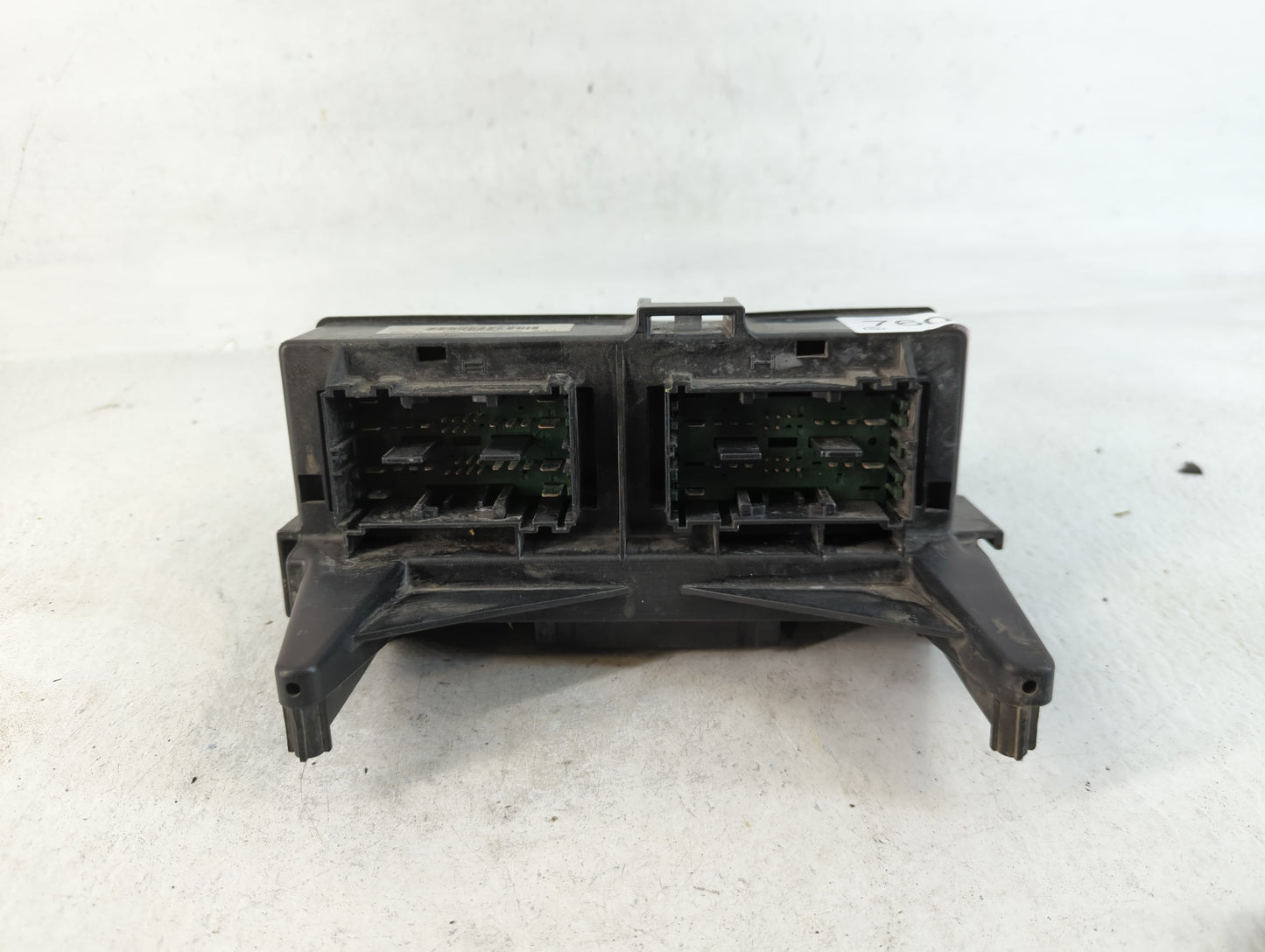 2004-2006 Dodge Durango Fusebox Fuse Box Panel Relay Module P/N:04692112AD Fits Fits 2004 2005 2006 OEM Used Auto Parts - Oemusedautoparts1.com