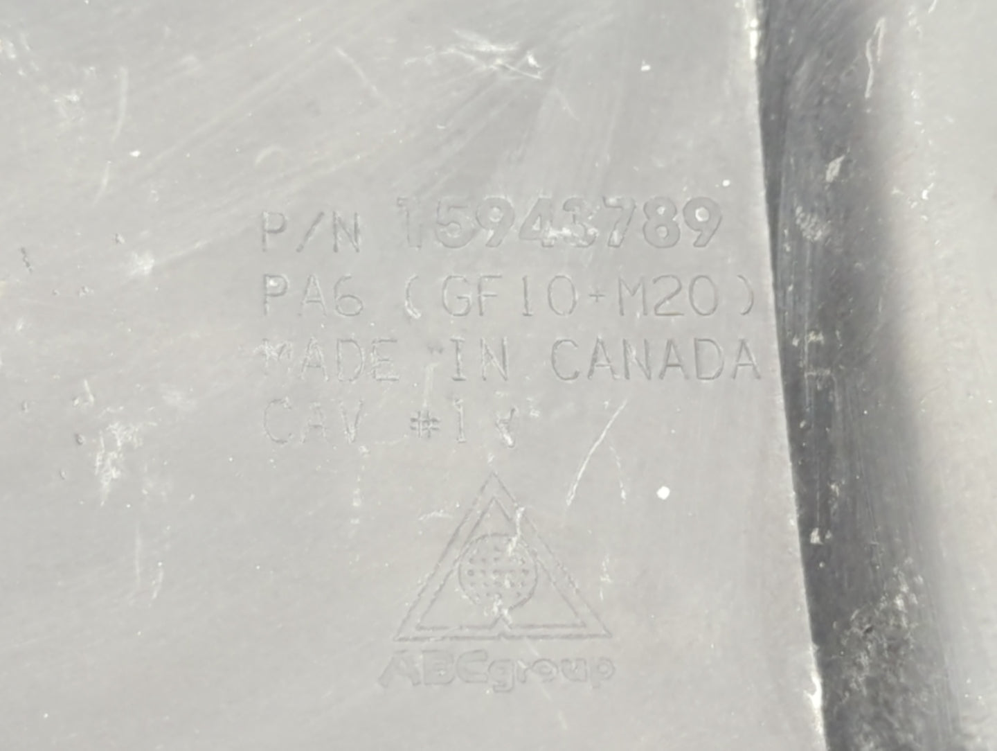 2009 Gmc Yukon Xl 1500 Engine Cover - Oemusedautoparts1.com