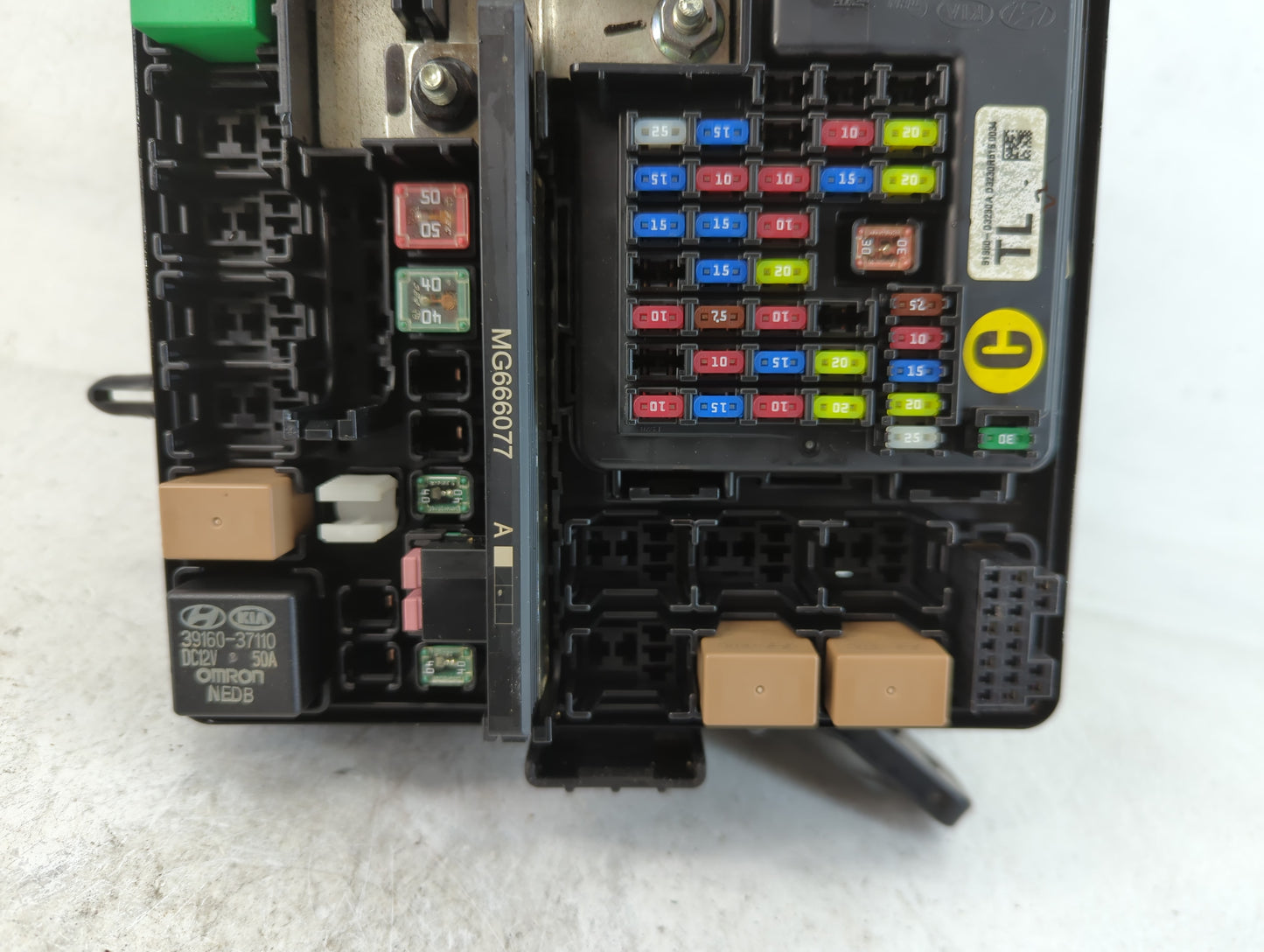2016-2018 Hyundai Tucson Fusebox Fuse Box Panel Relay Module P/N:N91422-D3152 Fits Fits 2016 2017 2018 OEM Used Auto Parts - Oemusedautoparts1.com