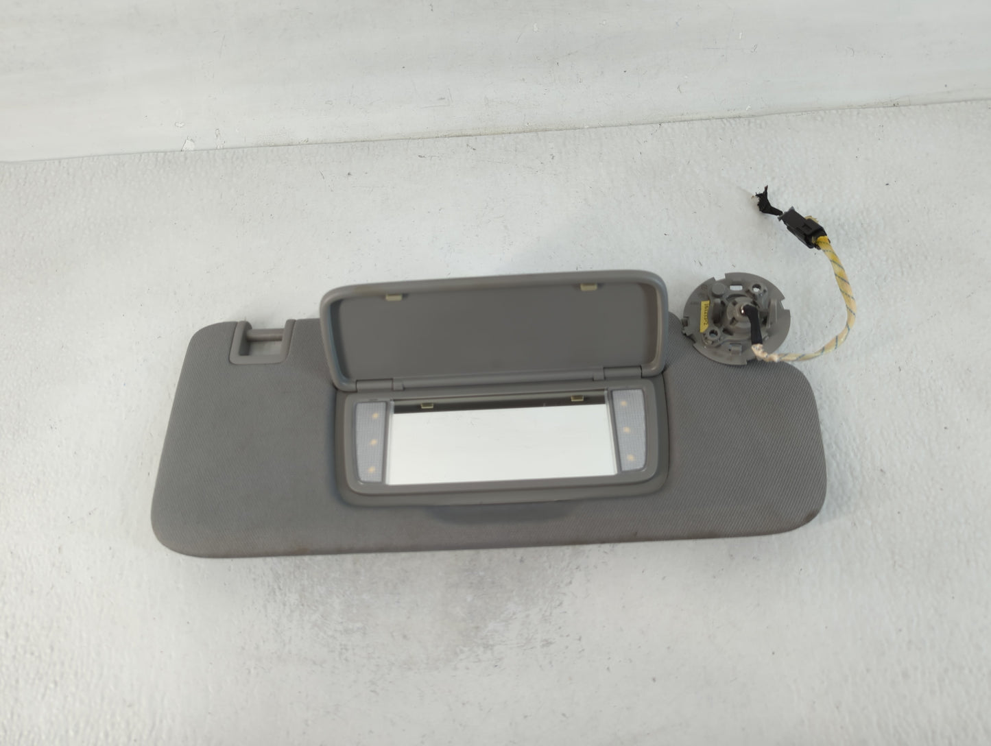 2018-2019 Chevrolet Equinox Sun Visor Shade Replacement Passenger Right Mirror Fits Fits 2018 2019 OEM Used Auto Parts - Oemusedautoparts1.com