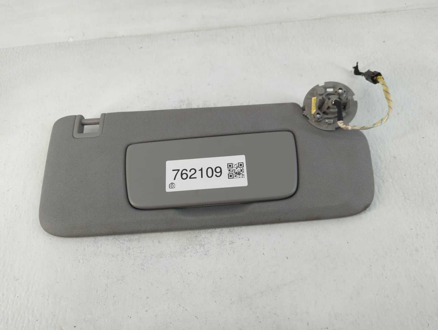 2018-2019 Chevrolet Equinox Sun Visor Shade Replacement Passenger Right Mirror Fits Fits 2018 2019 OEM Used Auto Parts - Oemusedautoparts1.com