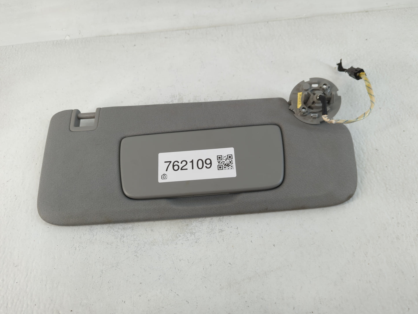 2018-2019 Chevrolet Equinox Sun Visor Shade Replacement Passenger Right Mirror Fits Fits 2018 2019 OEM Used Auto Parts - Oemusedautoparts1.com