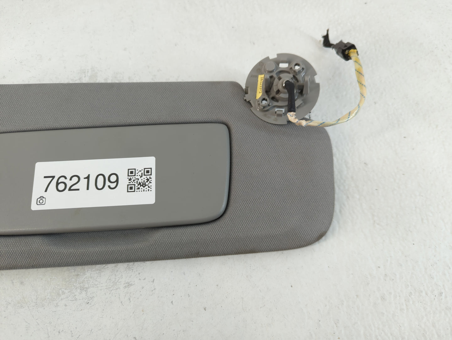 2018-2019 Chevrolet Equinox Sun Visor Shade Replacement Passenger Right Mirror Fits Fits 2018 2019 OEM Used Auto Parts - Oemusedautoparts1.com