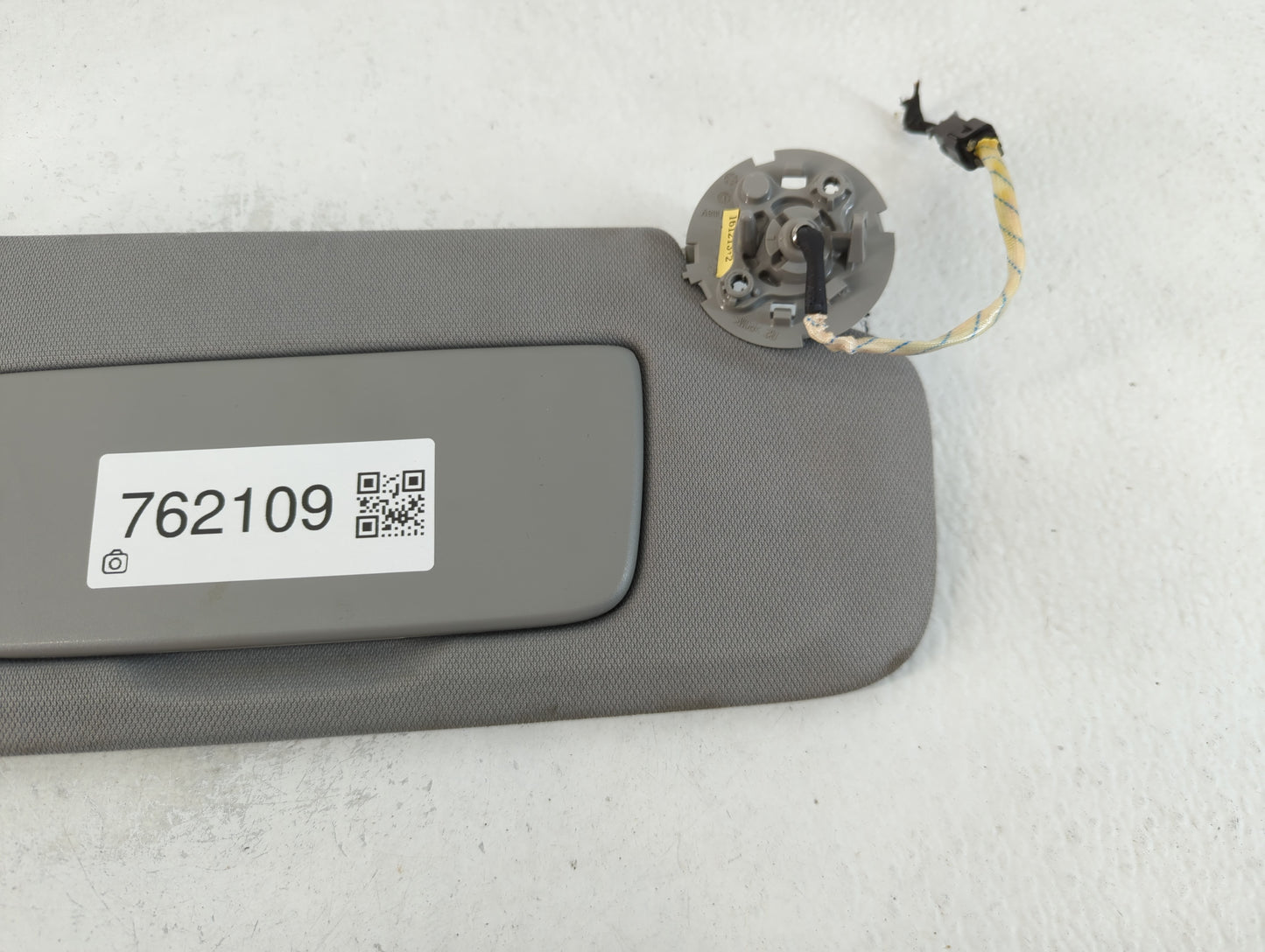 2018-2019 Chevrolet Equinox Sun Visor Shade Replacement Passenger Right Mirror Fits Fits 2018 2019 OEM Used Auto Parts - Oemusedautoparts1.com