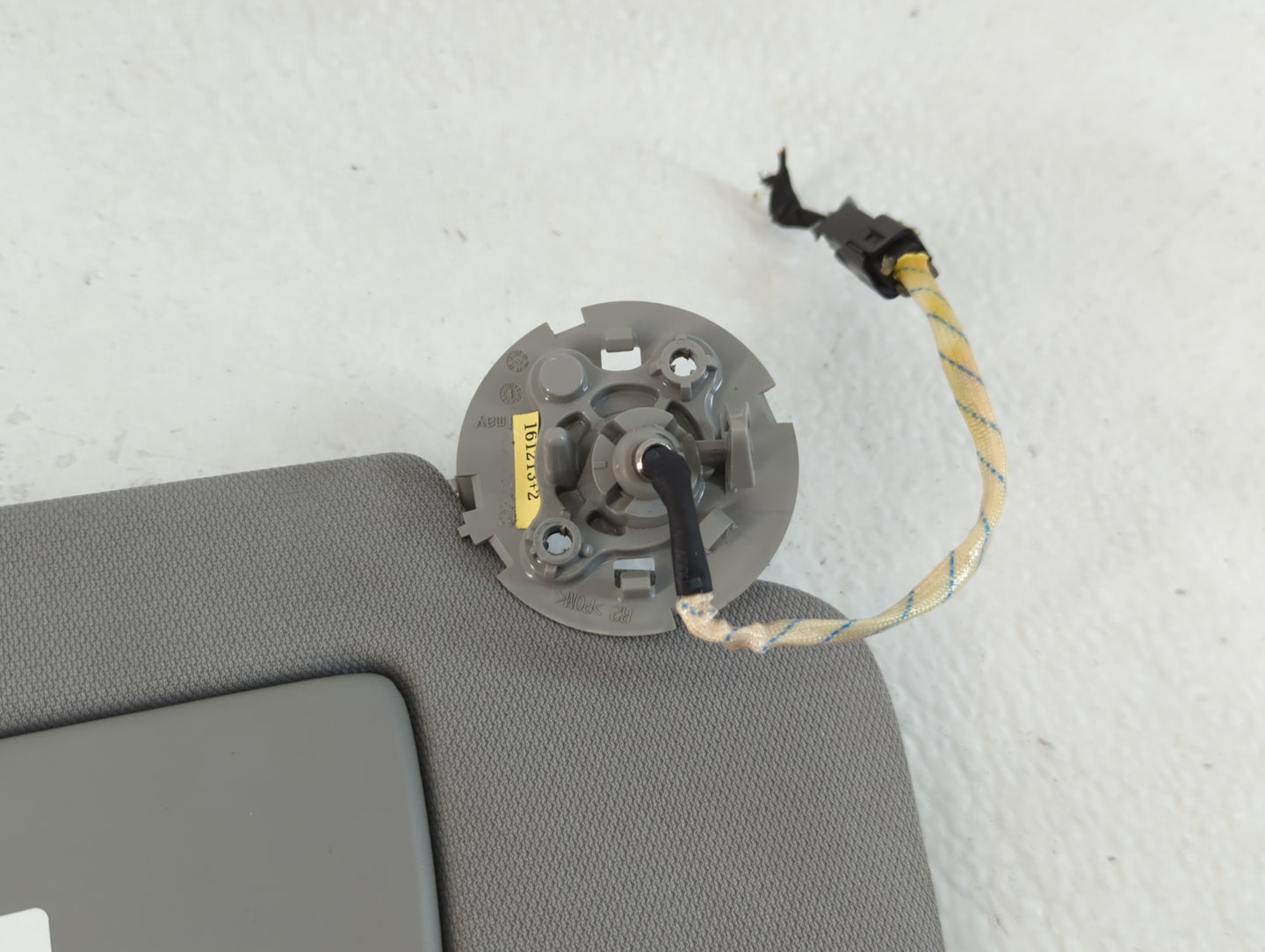 2018-2019 Chevrolet Equinox Sun Visor Shade Replacement Passenger Right Mirror Fits Fits 2018 2019 OEM Used Auto Parts - Oemusedautoparts1.com