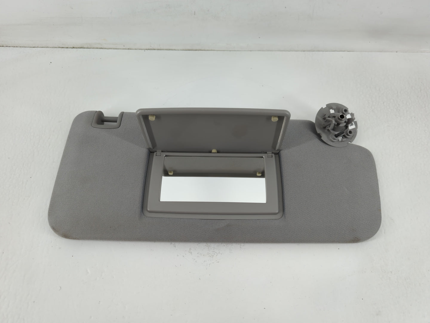 2017-2021 Chevrolet Trax Sun Visor Shade Replacement Passenger Right Mirror Fits Fits 2017 2018 2019 2020 2021 OEM Used Auto Parts - Oemusedautoparts1.com