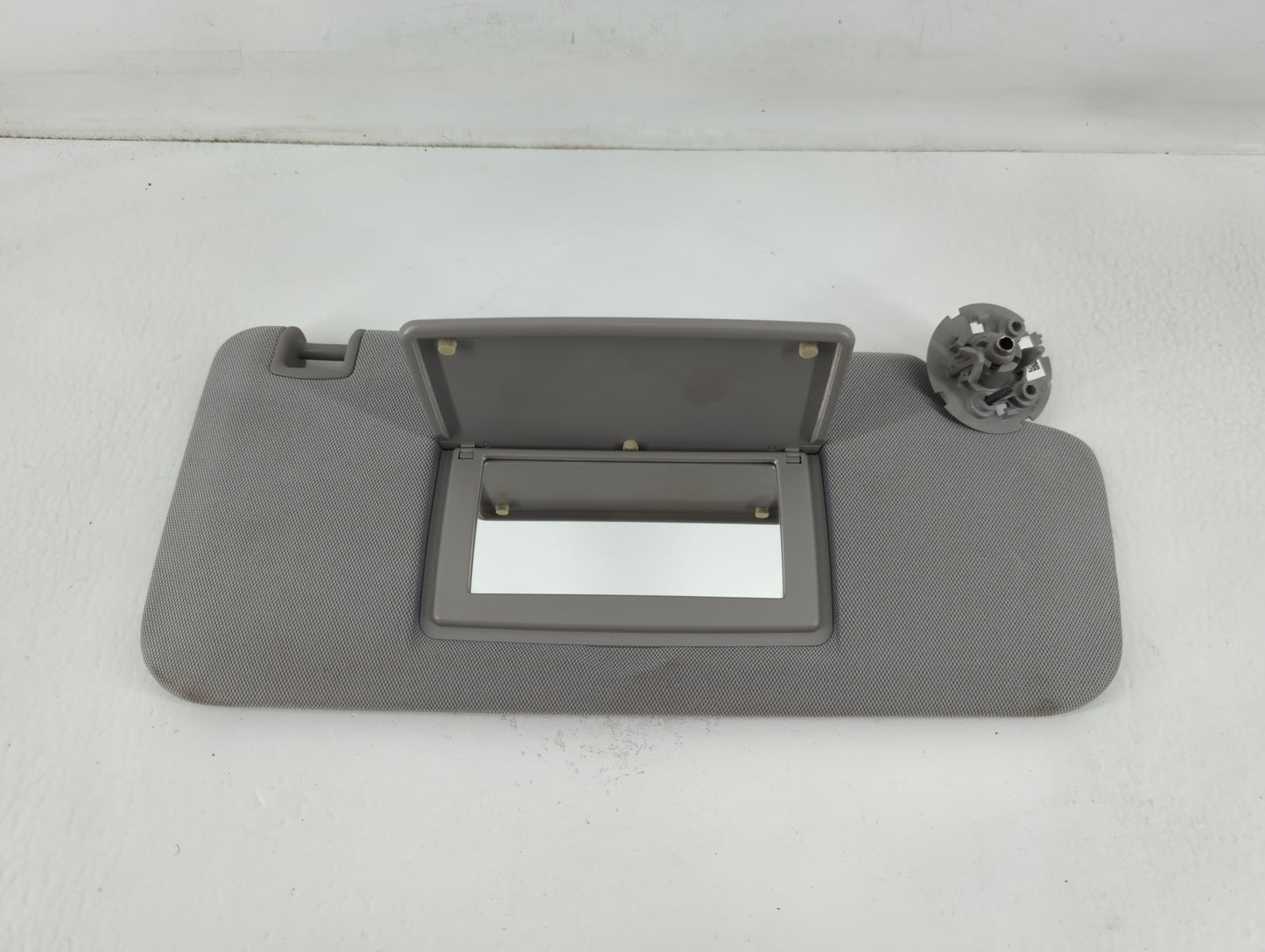2017-2021 Chevrolet Trax Sun Visor Shade Replacement Passenger Right Mirror Fits Fits 2017 2018 2019 2020 2021 OEM Used Auto Parts - Oemusedautoparts1.com