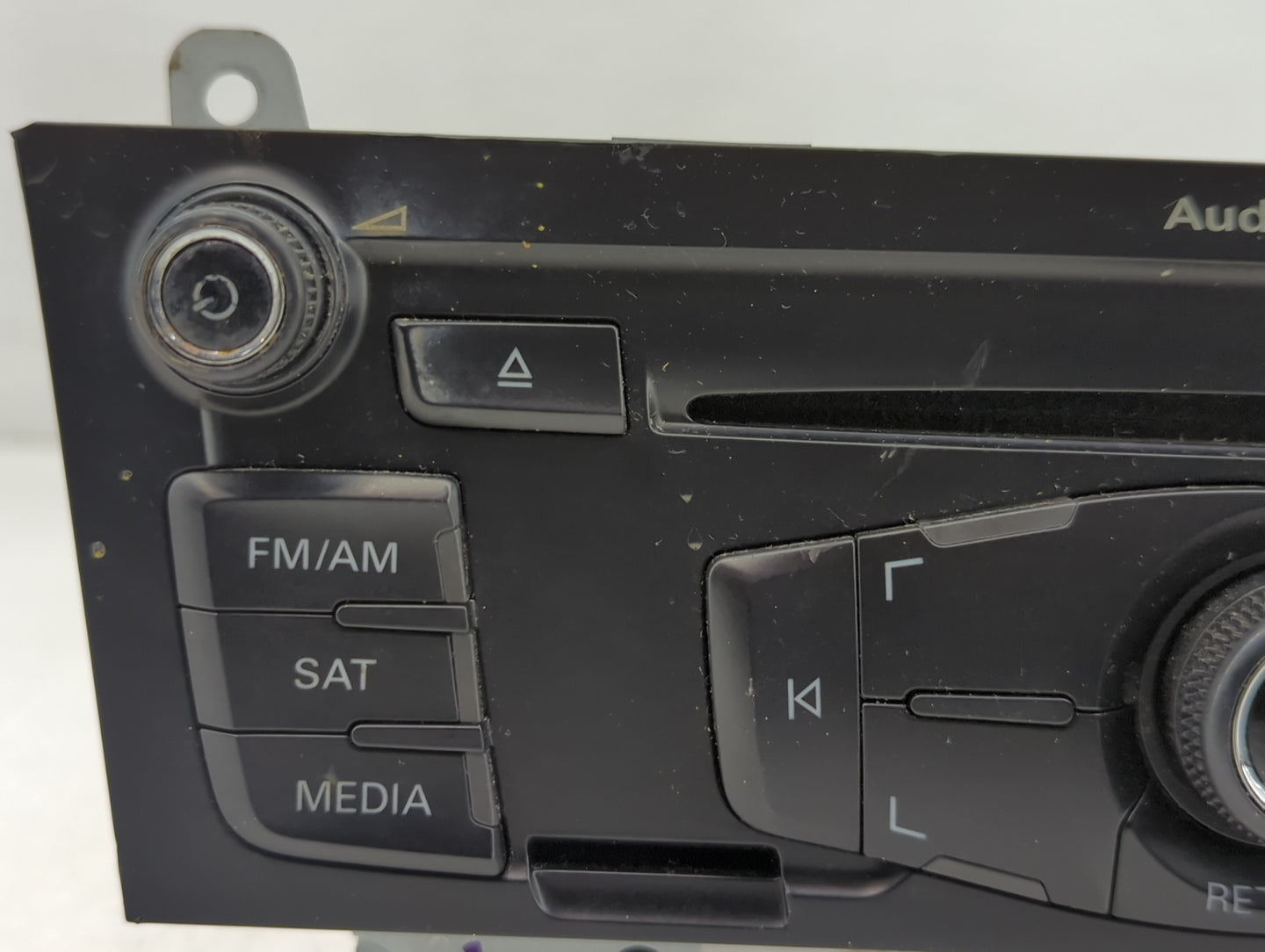 2010-2012 Audi A4 Radio AM FM Cd Player Receiver Replacement P/N:8T1 035 186 R Fits Fits 2010 2011 2012 2013 2014 2015 2016 2017 OEM Used Auto Parts - Oemusedautoparts1.com