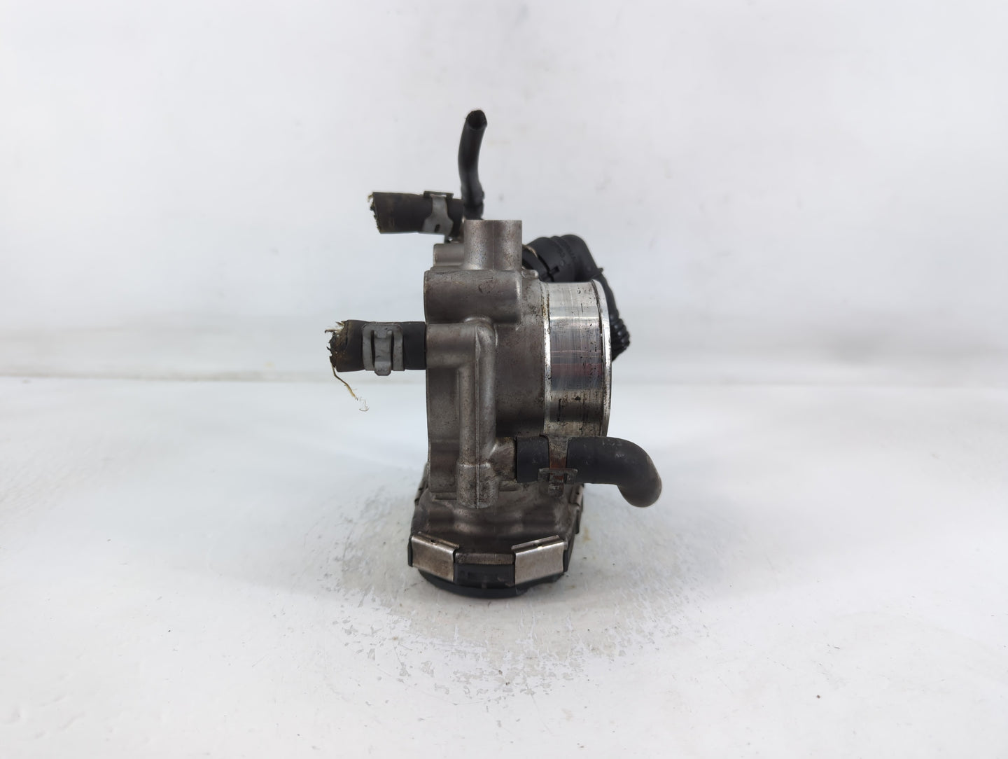 2014-2015 Chevrolet Cruze Throttle Body P/N:55 561495 Fits Fits 2014 2015 OEM Used Auto Parts - Oemusedautoparts1.com