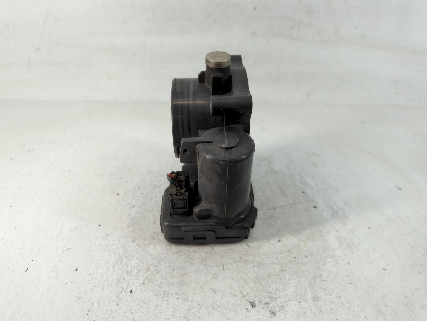 2008-2010 Chrysler Town & Country Throttle Body P/N:04593858AB Fits Fits 2008 2009 2010 2011 OEM Used Auto Parts - Oemusedautoparts1.com