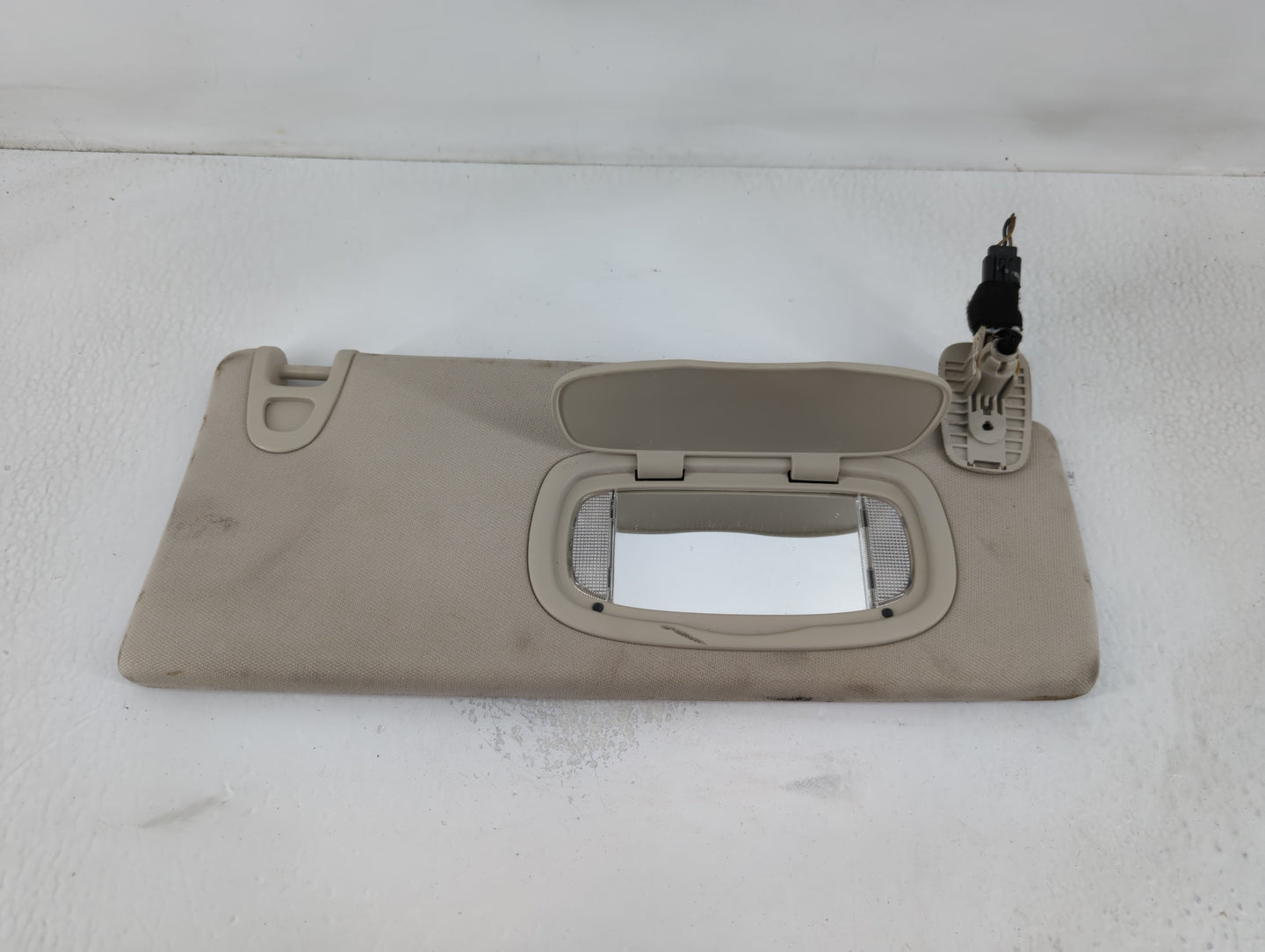 2014-2018 Jeep Cherokee Sun Visor Shade Replacement Driver Left Mirror Fits Fits 2014 2015 2016 2017 2018 OEM Used Auto Parts - Oemusedautoparts1.com