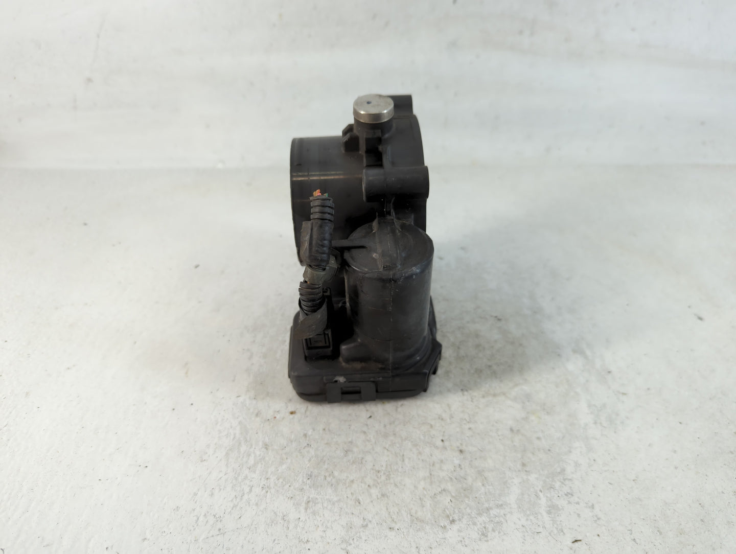 2009 Dodge Ram 1500 Throttle Body P/N:04861661AB Fits Fits 2008 2010 2011 2012 2013 OEM Used Auto Parts - Oemusedautoparts1.com