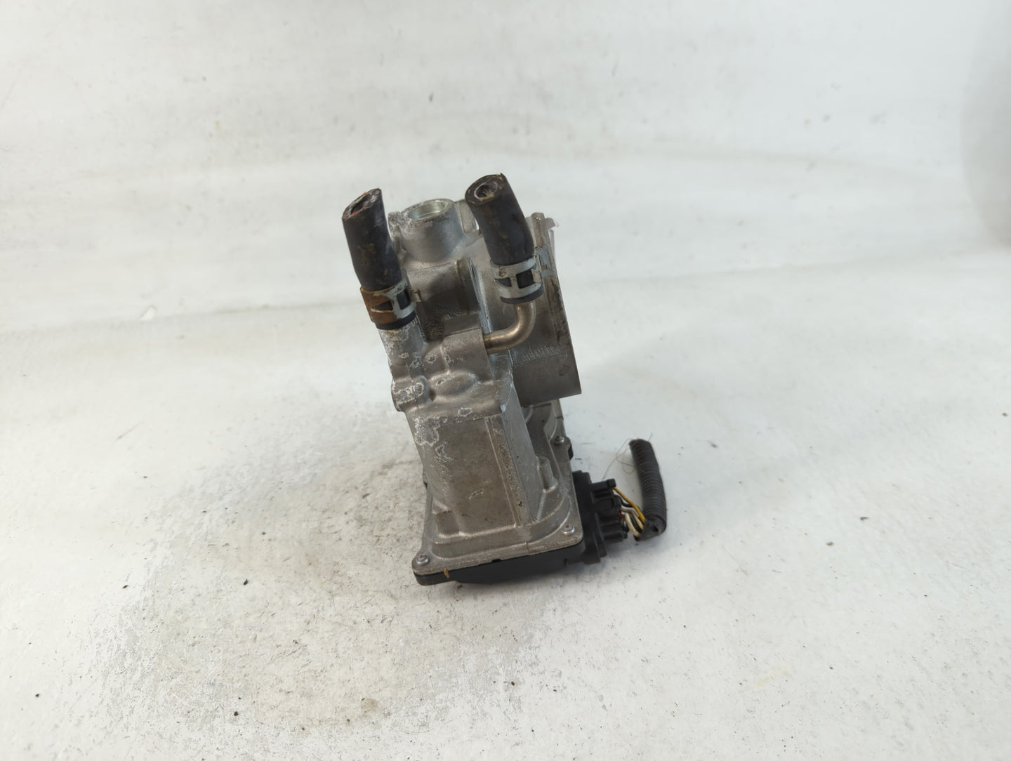 2007-2016 Toyota Sienna Throttle Body P/N:22030-0P050 Fits OEM Used Auto Parts - Oemusedautoparts1.com