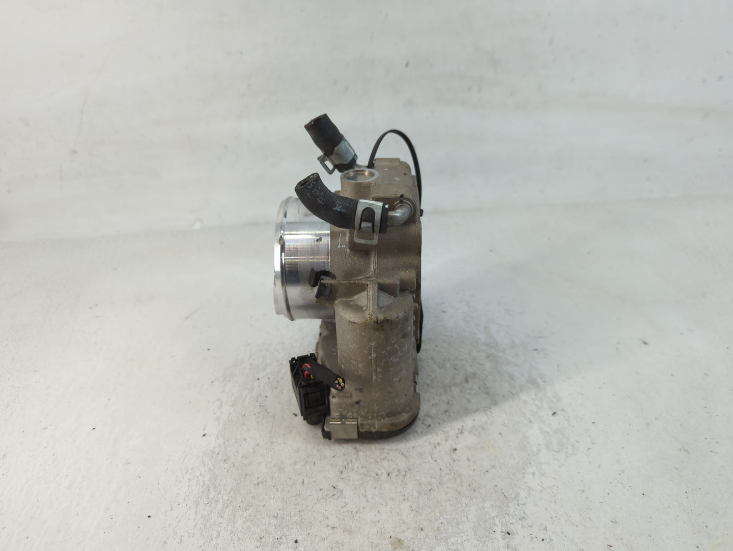 2015-2019 Hyundai Sonata Throttle Body P/N:35100-2G600 Fits Fits 2015 2016 2017 2018 2019 2020 2021 OEM Used Auto Parts - Oemusedautoparts1.com