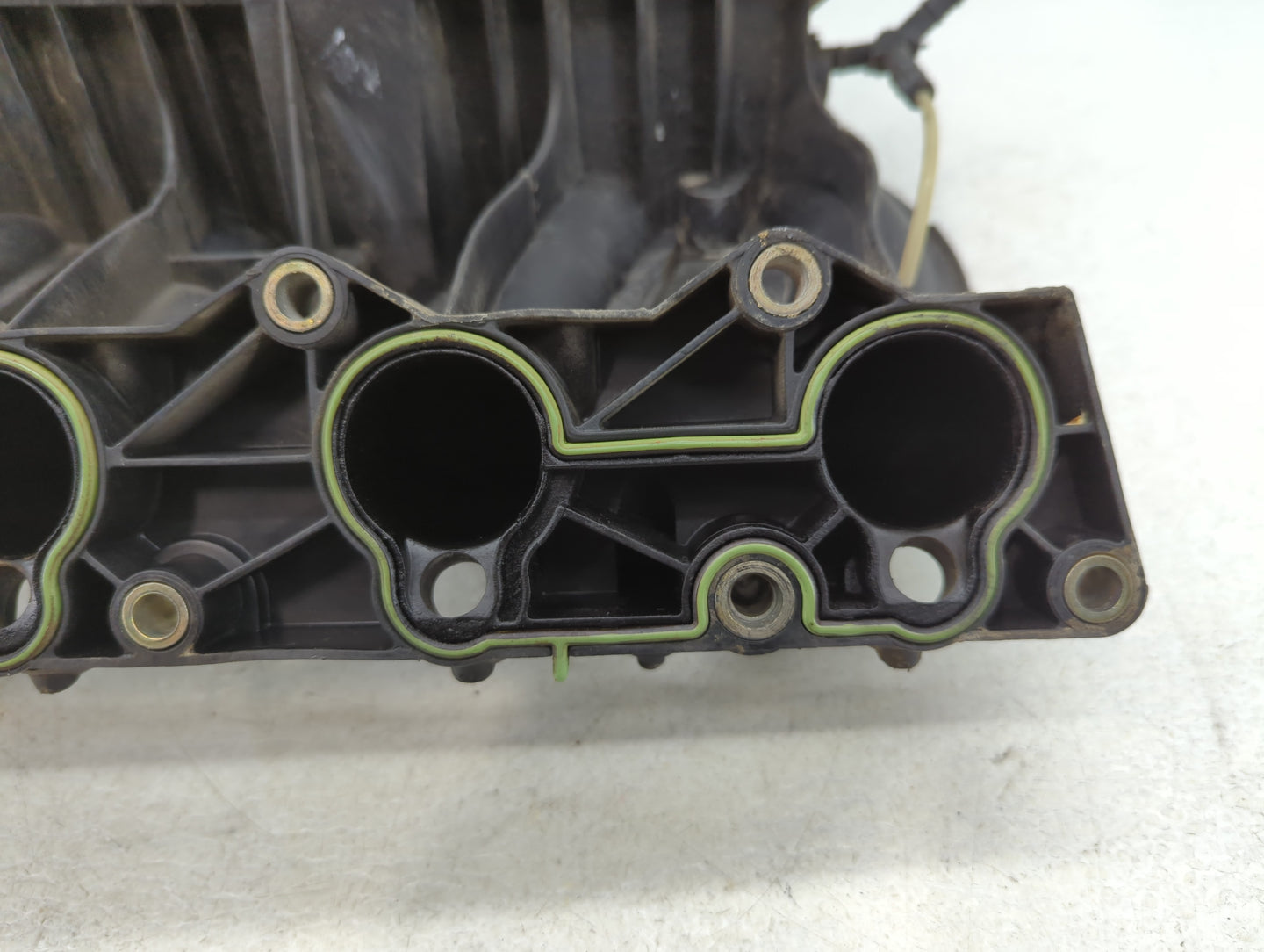 1997-1998 Mercedes-Benz C230 Air Intake Manifold P/N:290 003 01 959 A 111 140 22 01 Fits Fits 1997 1998 OEM Used Auto Parts - Oemusedautoparts1.com