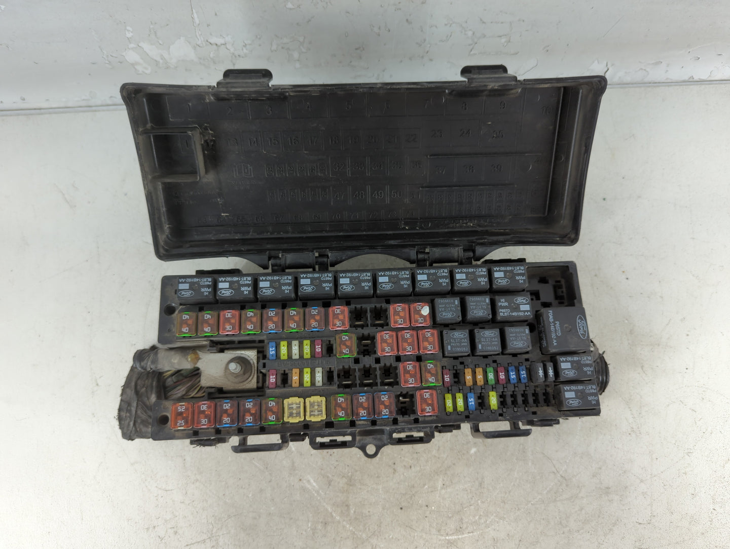 2010 Lincoln Navigator Fusebox Fuse Box Panel Relay Module P/N:9L1T-14A003-BA Fits OEM Used Auto Parts - Oemusedautoparts1.com