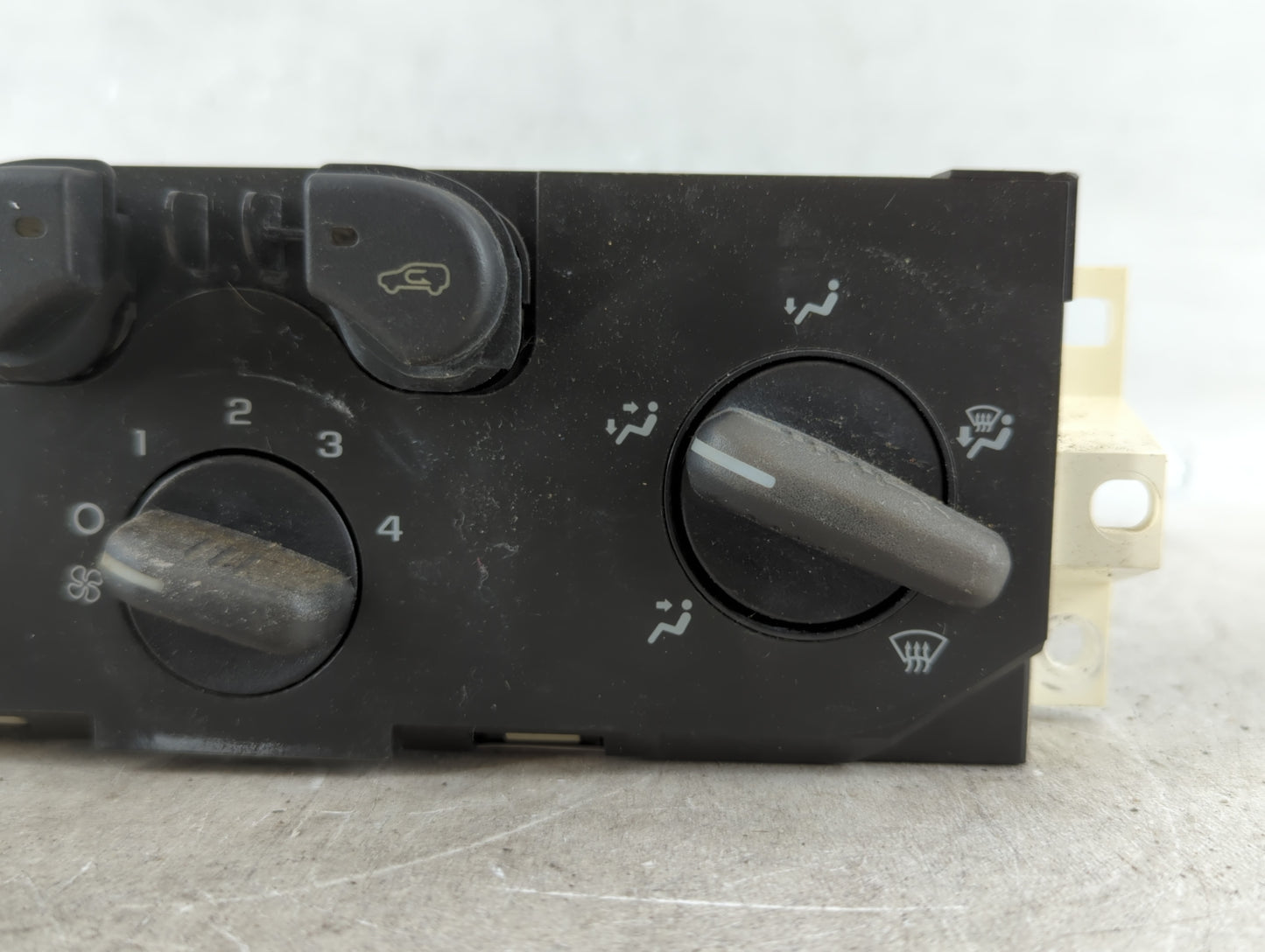 2004-2012 Gmc Canyon Climate Control Module Temperature AC/Heater Replacement P/N:15858833 Fits OEM Used Auto Parts - Oemusedautoparts1.com