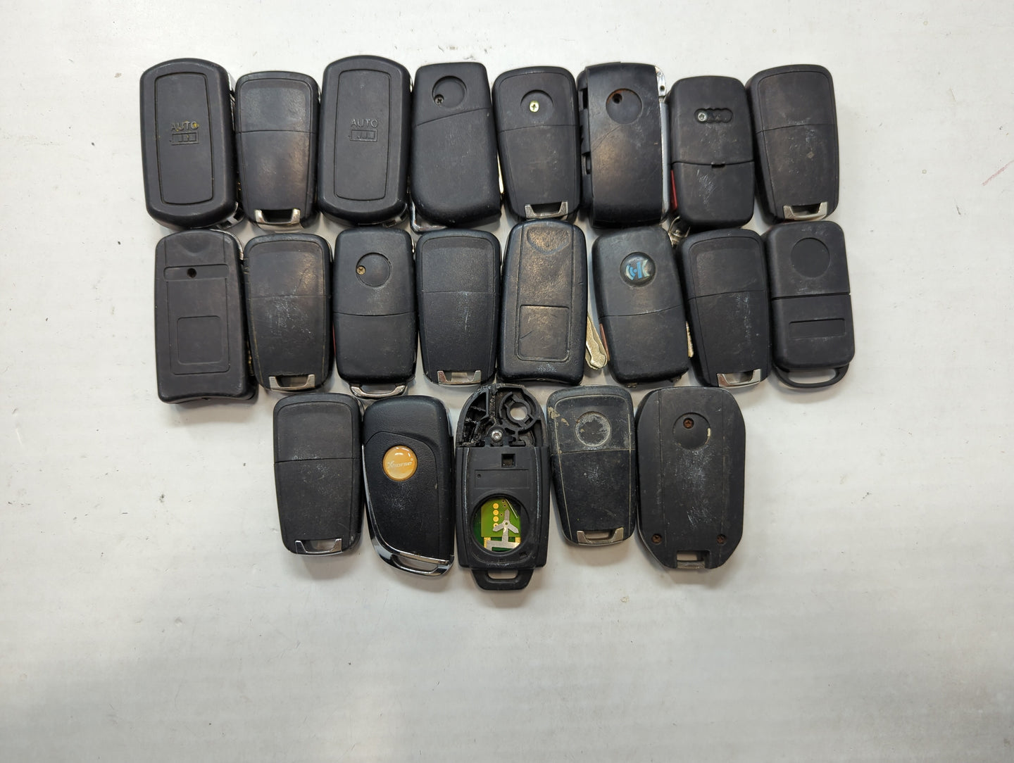 Lot of 23 Aftermarket Keyless Entry Remote Fob MIXED FCC IDS MIXED PART - Oemusedautoparts1.com