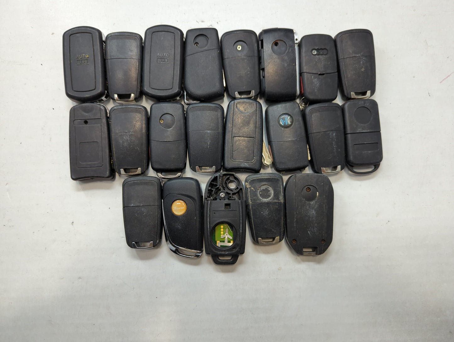 Lot of 23 Aftermarket Keyless Entry Remote Fob MIXED FCC IDS MIXED PART - Oemusedautoparts1.com