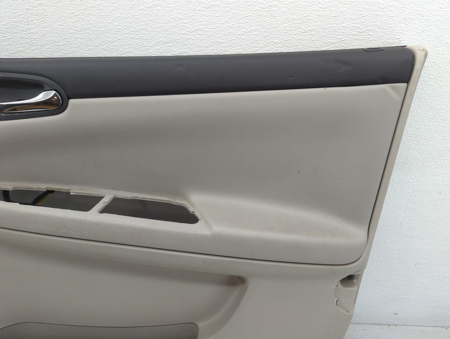 2011 Chevrolet Impala Front Right Passenger Interior Door Panel Trim - Oemusedautoparts1.com